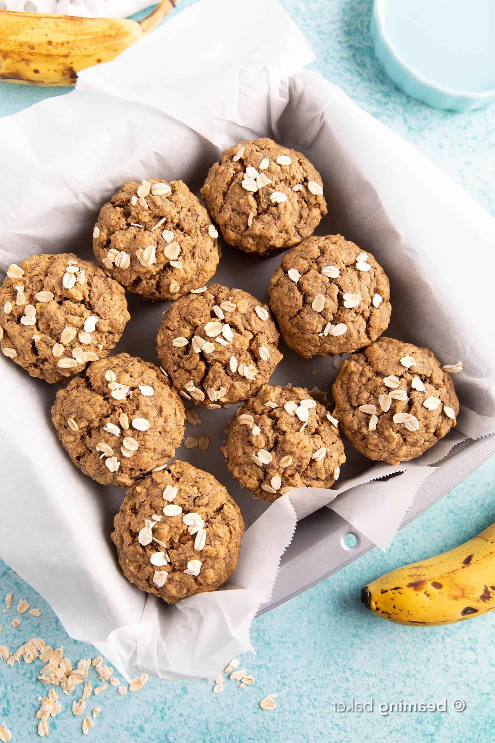 Glutenfreie Bananen-Hafer-Muffins (Vegan) 3 Saftige Vegane Glutenfreie Bananen-Hafer-Muffins: Ein einfaches Ein-Schüssel-Rezept für warme, feuchte und leicht süße Bananen-Hafer-Muffins aus einfachen Zutaten. #vegan #glutenfrei #frühstück #gesund | Rezept auf BeamingBaker.com