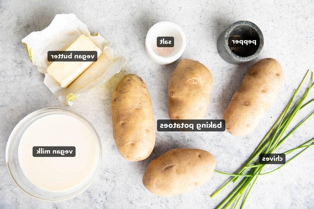 Veganes Kartoffelpüree (Milchfrei) 3 Zutaten für veganes Kartoffelpüree: mehlig kochende Kartoffeln, Salz und Pfeffer, vegane Butter, pflanzliche Milch und frischer Schnittlauch