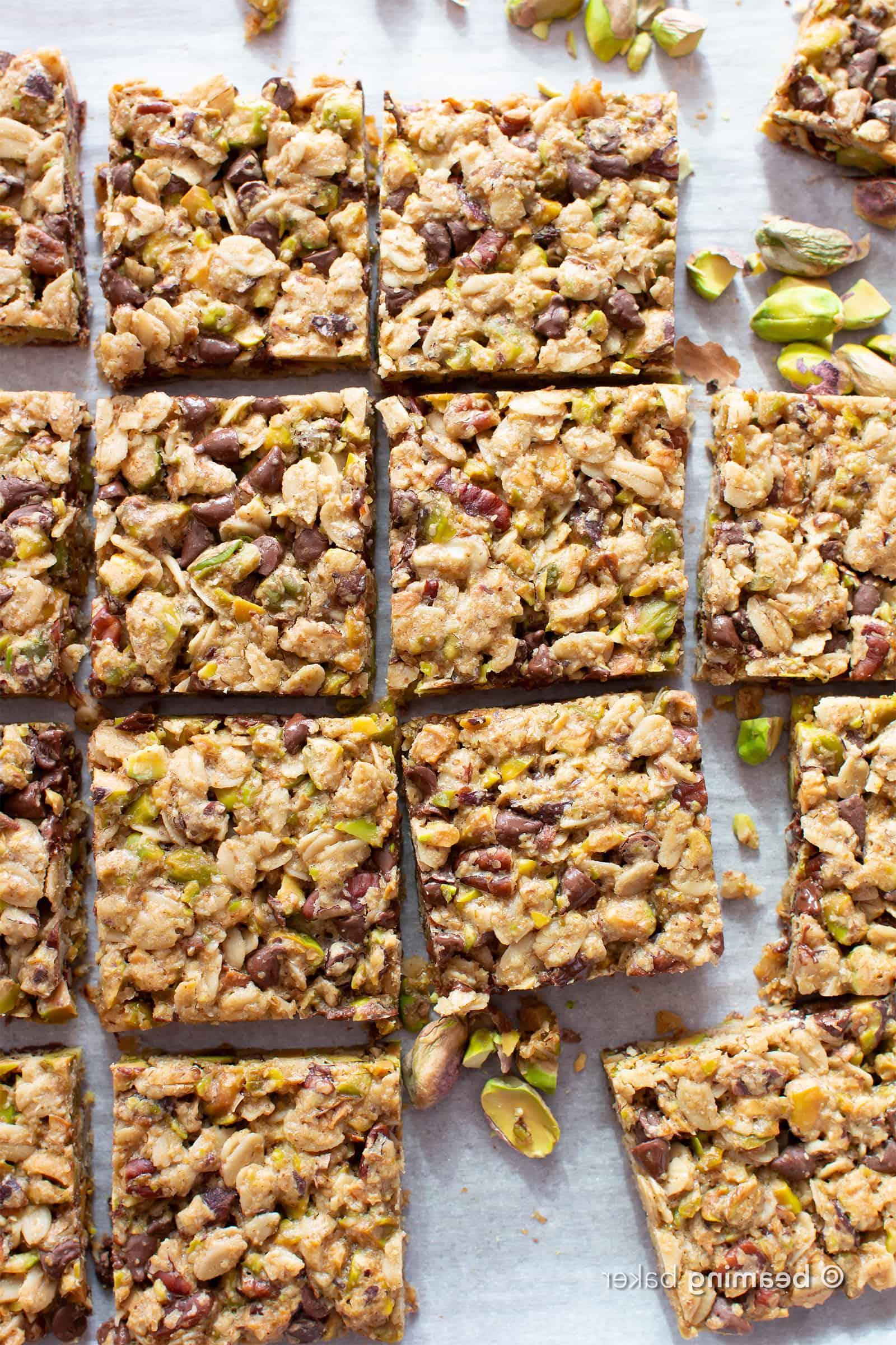 Gesunde Vegane Schoko-Pistazien-Riegel (Glutenfrei): weiche & chewy glutenfreie vegane Riegel mit Schokolade & Pistazien! Der perfekte nussige Snack – einfach zuzubereiten, simple Zutaten für die BESTEN veganen Riegel! Milchfrei, ohne raffinierten Zucker. #Snacks #Vegan #Glutenfrei #GesundeSnacks | Rezept auf BeamingBaker.com