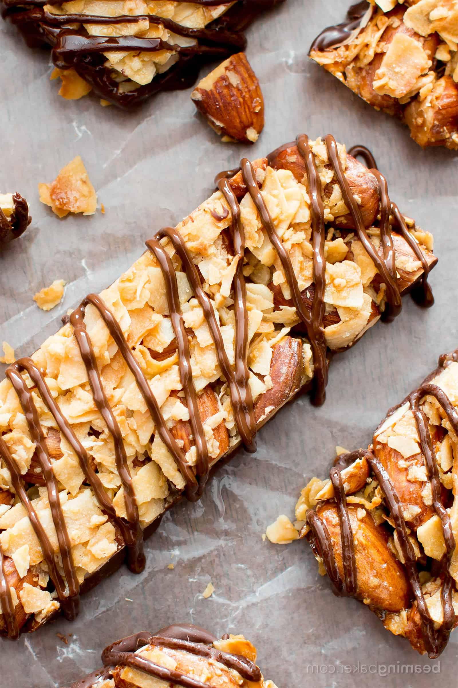 Freue mich auf 2018! 3 5-Zutaten-Riegel mit dunkler Schokolade, Mandeln & Kokosnuss im KIND Bar Stil (Vegan, Glutenfrei): Ein 5-Minuten-Rezept für einfache, selbstgemachte Riegel mit einer reichen Schokoladenschicht. #Paleo #Vegan #Glutenfrei #Milchfrei #Schokolade #Snacks | Rezept auf BeamingBaker.com