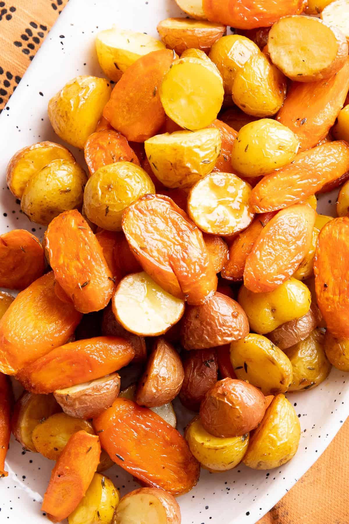 Ofenkartoffeln und Karotten 3 Nahaufnahme, um die Textur der gerösteten Kartoffeln und Karotten zu zeigen