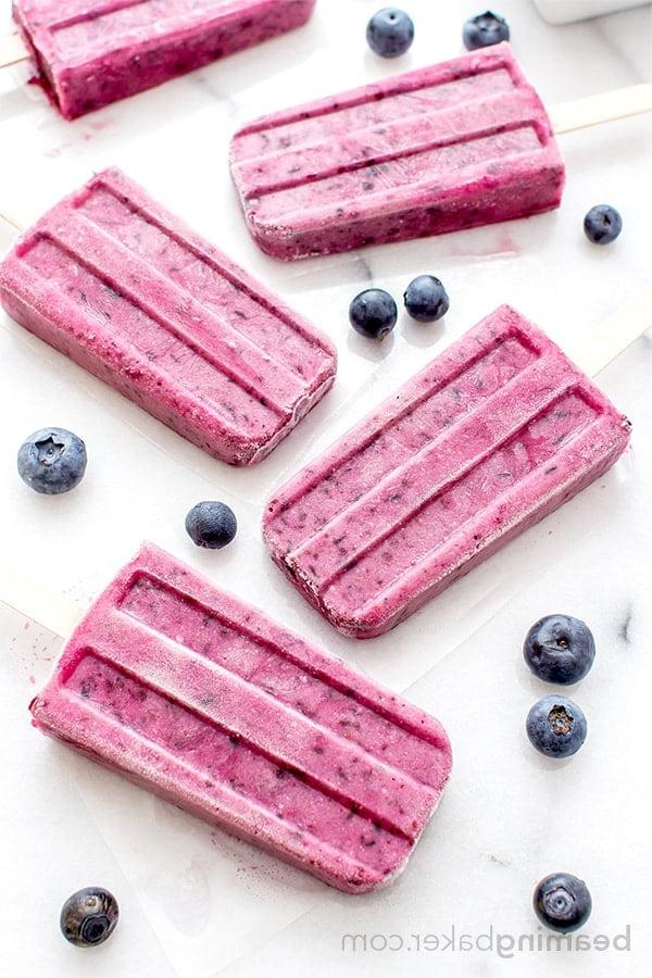 Veganes Blaubeer-Kokos-Eis am Stiel: Ein einfaches Rezept mit 3 Zutaten für cremiges Eis mit Blaubeeren und Kokosnuss. Perfekt für den Sommer. #Vegan #Glutenfrei #Milchfrei | BeamingBaker.com