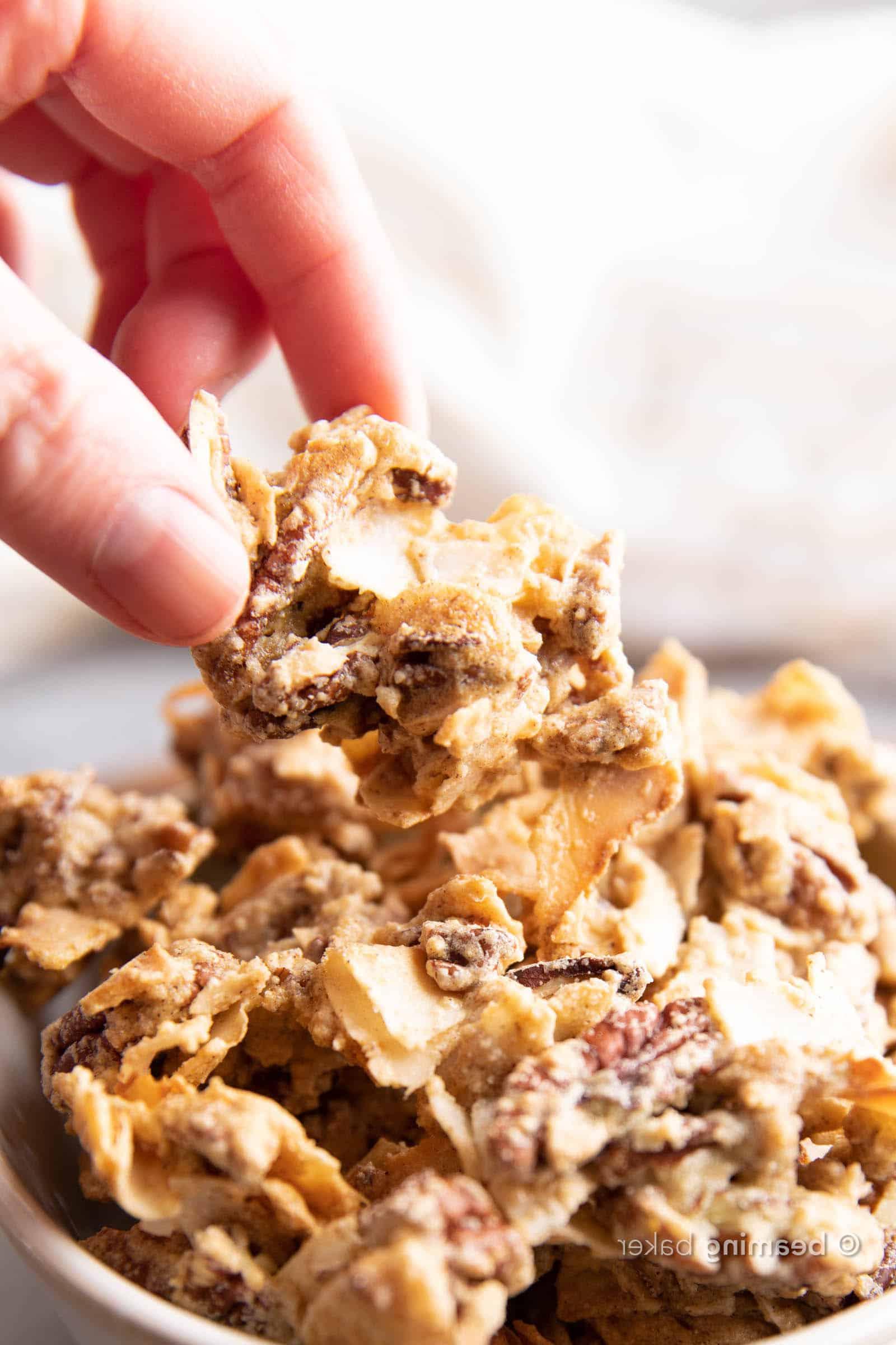 **Das beste 4-Zutaten Keto Granola Rezept (Low Carb)** 3 Bestes Keto Granola Rezept: knuspriges, knuspriges Keto Granola mit großen Clustern. Dieses Low-Carb-Granola ist süß, nussig und sättigend! Keto-freundlich, Low-Carb, Glutenfrei, Vegan. #KetoGranola #LowCarb #KetoFriendly #KetoRezept | Rezept auf BeamingBaker.com