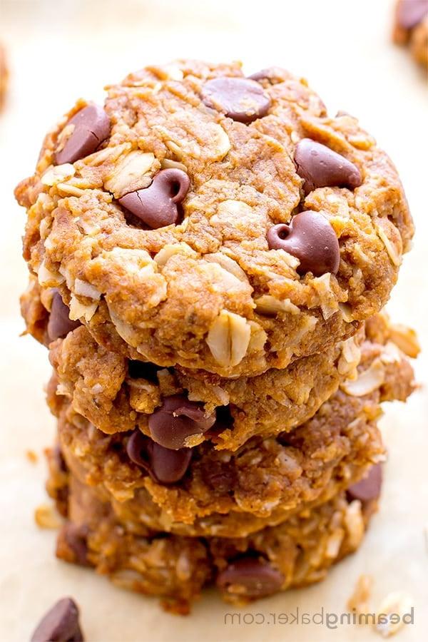 Vegane & Glutenfreie Erdnussbutter-Schoko-Haferkekse: Ein einfaches Rezept für weiche, köstlich-texturierte Kekse mit Hafer, Kokosnuss und VIEL Erdnussbutter und Schokolade. #Vegan und #Glutenfrei | BeamingBaker.com
