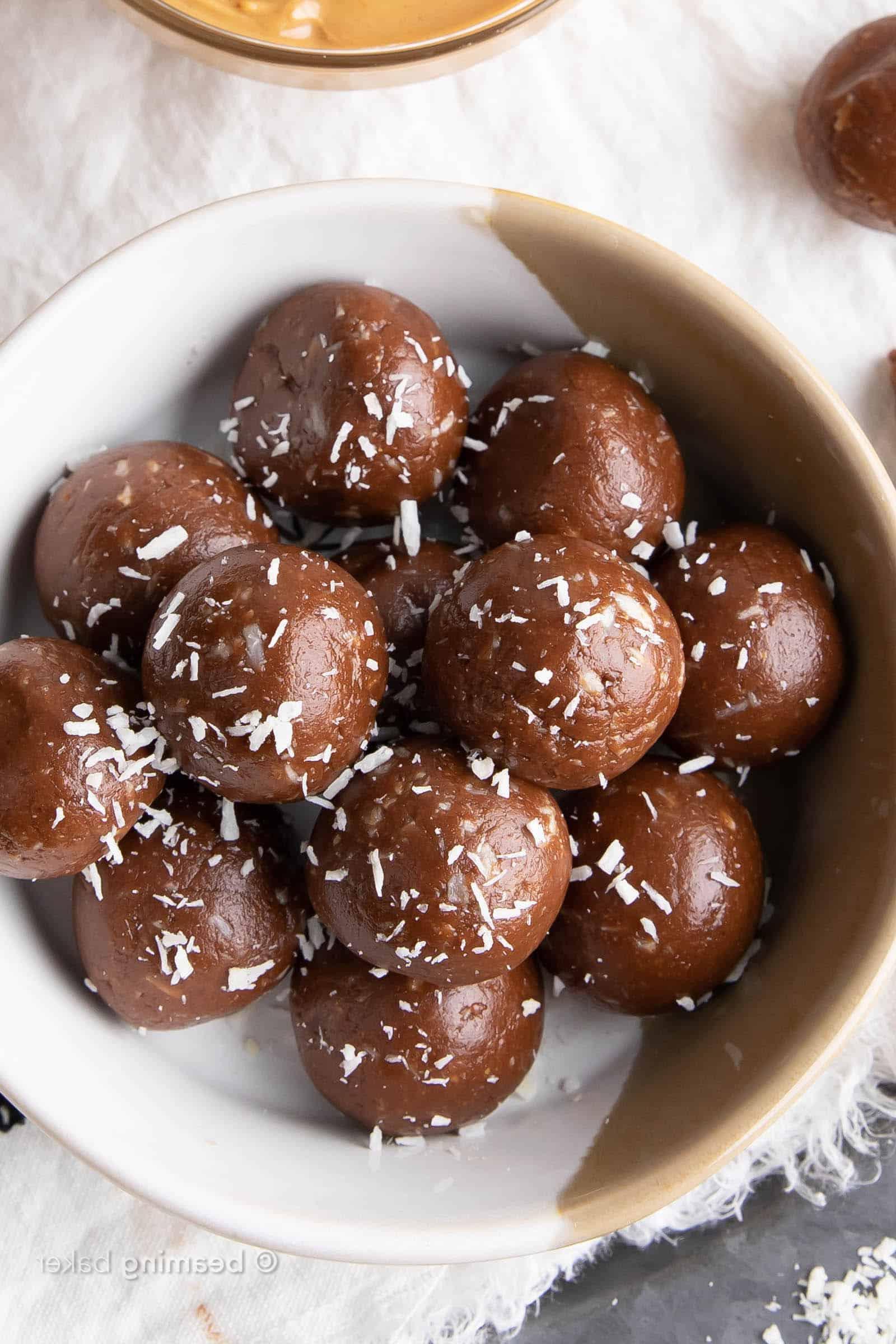 4-Zutaten-Keto-Schokoladen-Energiebällchen 3 Keto Schoko-Energiebällchen mit 4 Zutaten: Leckere, zuckerfreie und kohlenhydratarme Energiebällchen ohne Backen – ideal für die ketogene Ernährung. Rezept auf BeamingBaker.com