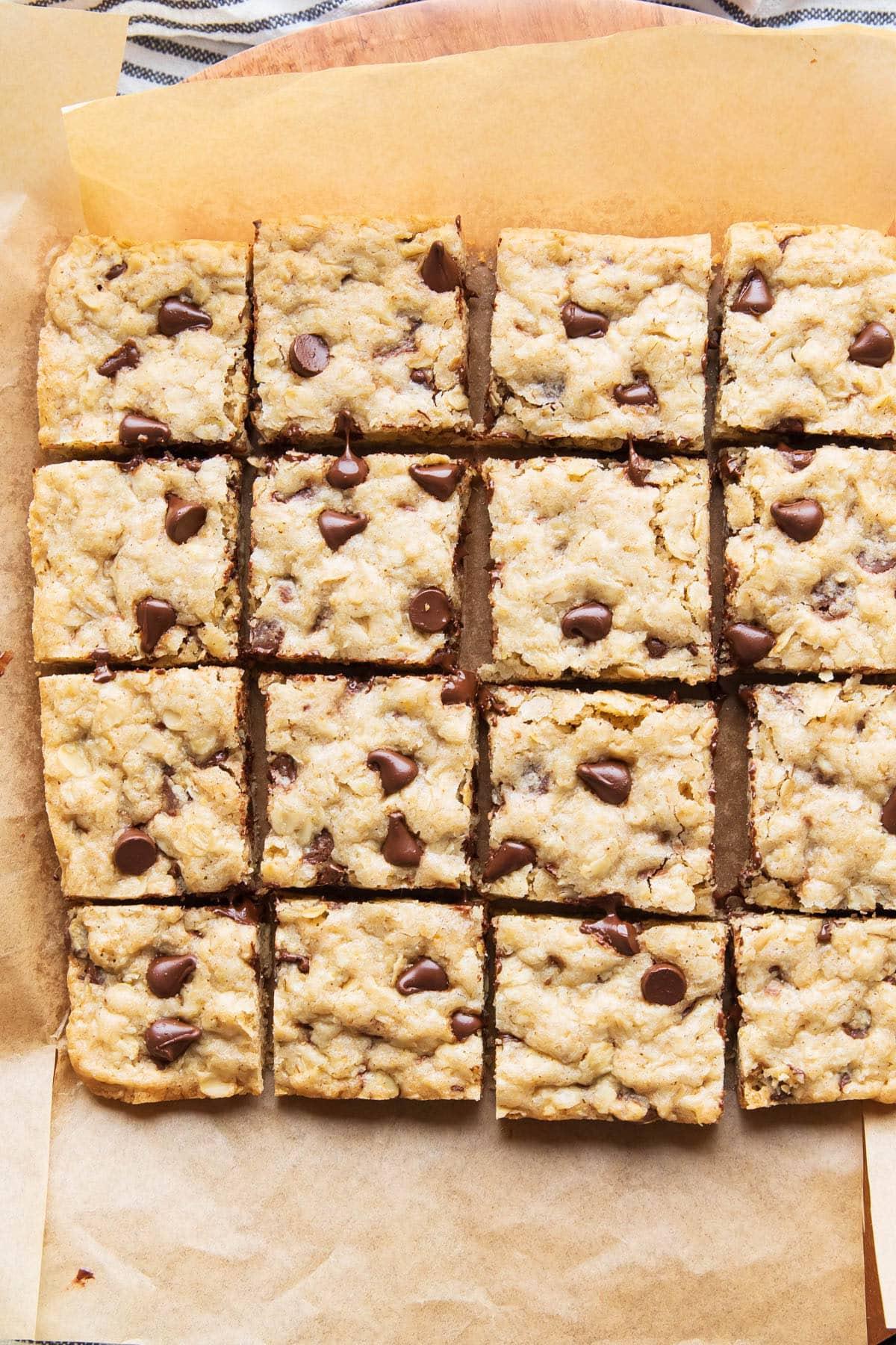 Haferflockenkeks-Schnitten 3 Aufnahme von sauber geschnittenen Haferflocken-Cookie-Riegeln auf Backpapier