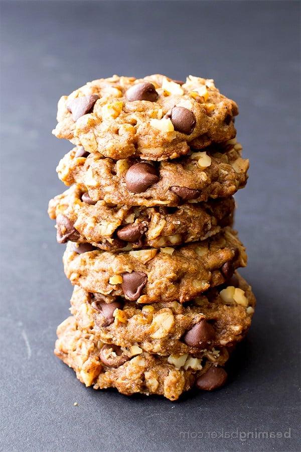 **Vegane Mandelbutter-Schokochips-Walnuss-Haferkekse (Glutenfrei, Hafermehl, Milchfrei, Vegan)** 3 Vegane Mandelbutter-Schoko-Walnuss-Haferkekse (V, GF, DF): Ein einfaches Rezept für zähe, knusprige Mandelbutter-Kekse, köstlich zubereitet mit vollwertigen Zutaten. #Vegan #Glutenfrei #Hafermehl #Laktosefrei | BeamingBaker.com