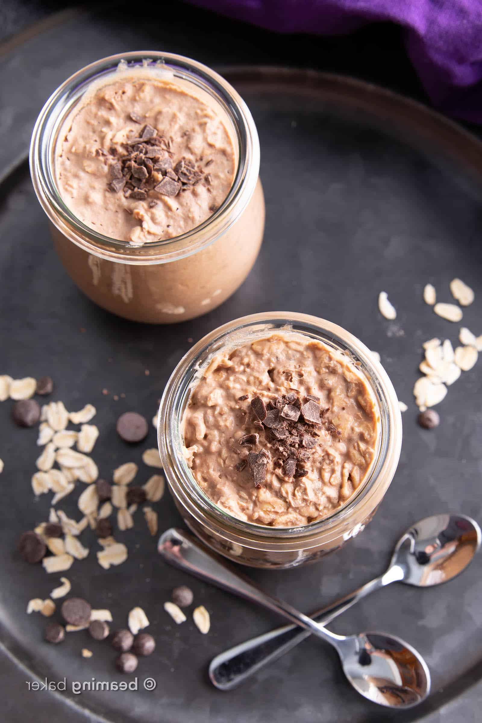 Schoko-Overnight-Oats 3 Schoko Overnight Oats Rezept (Vegan): Dieses reichhaltige & cremige Schoko Overnight Oats Rezept ist so EINFACH zuzubereiten! Am Vorabend in Minuten vorbereiten für gesunde Overnight Oats im Glas. #OvernightOats #Schokolade #Frühstück #Vegan | Rezept auf BeamingBaker.com
