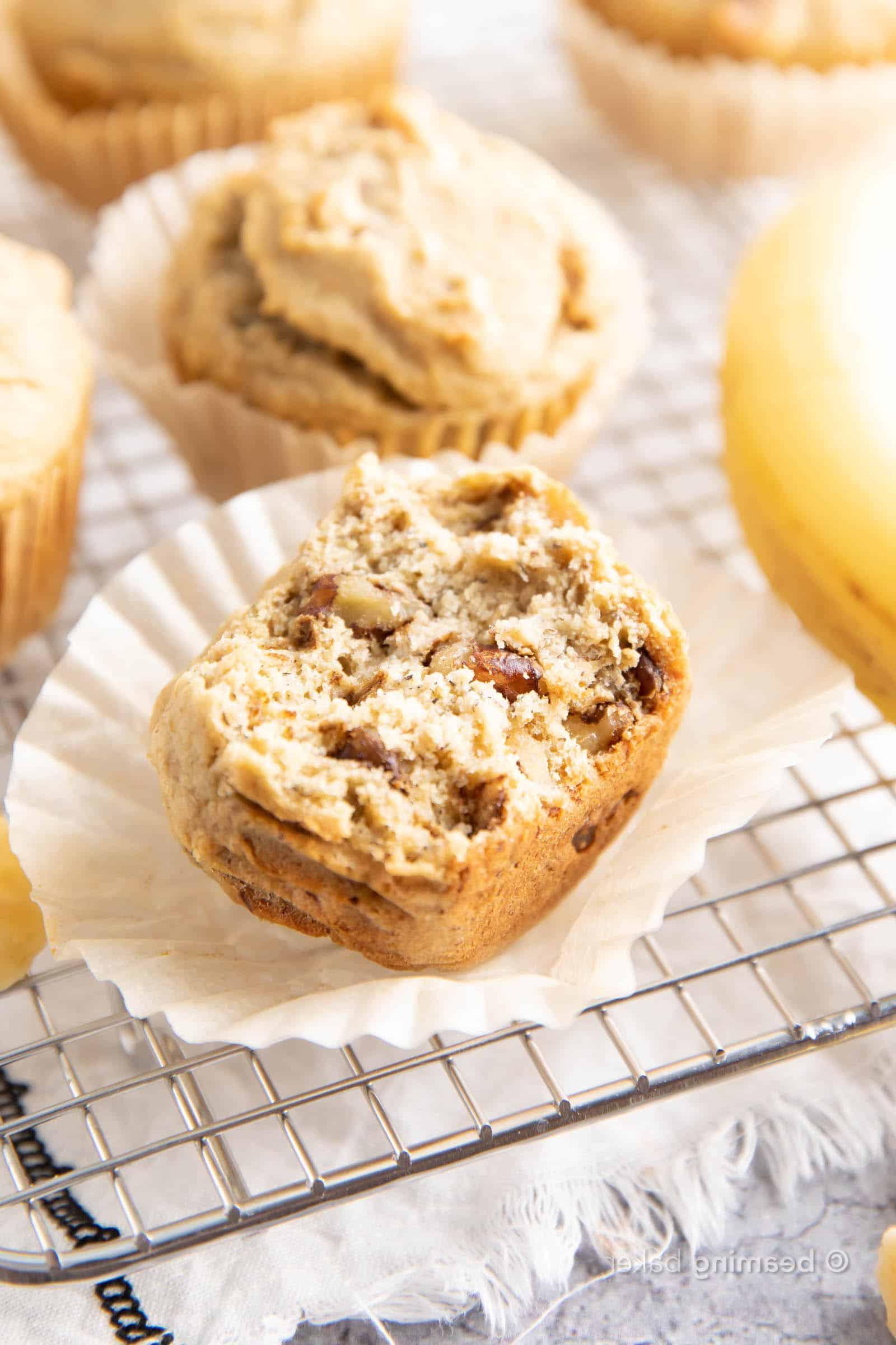 Glutenfreie Bananenmuffins 3 Ein einfaches Rezept für glutenfreie Bananenmuffins, die befriedigend dicht und reichhaltig sind, mit einem Hauch von Fluffigkeit und köstlichem, mittelsüßem Bananengeschmack. #GlutenFree #Banana #Muffins | Rezept auf BeamingBaker.com