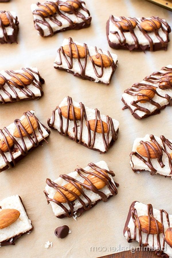 Veganer Almond Joy (Glutenfrei, Gesund) 3 Viele selbstgemachte vegane Almond Joy Riegel mit Schokochips