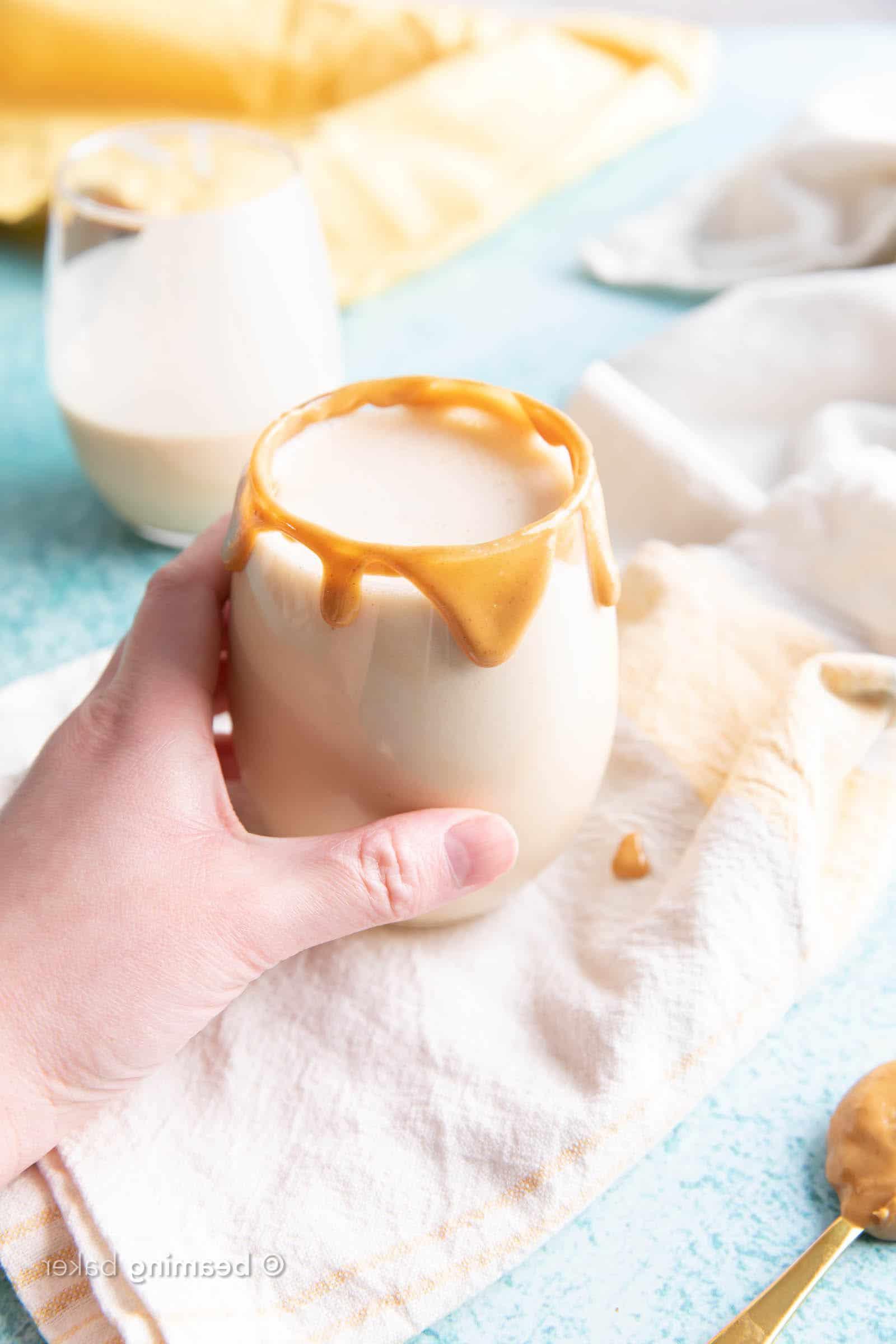 Erdnussbutter Protein-Shake – 4 Zutaten! 3 Erdnussbutter Protein Shake: Dieses 4-Zutaten-Erdnussbutter-Protein-Shake-Rezept ist in wenigen Minuten fertig! Glatt, cremig und köstlich – der beste Erdnussbutter-Protein-Shake! #Erdnussbutter #Protein #Shake #ProteinShake | Rezept auf BeamingBaker.com
