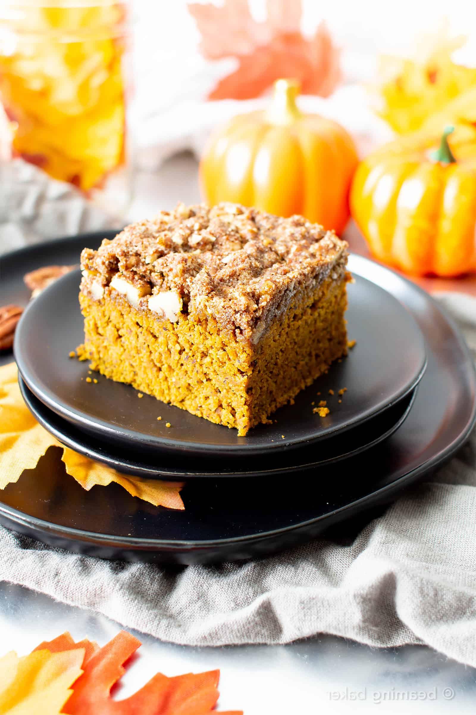 Veganer glutenfreier Kürbis-Streuselkuchen (Gesund) 3 Ein saftiger veganer glutenfreier Kürbis-Streuselkuchen mit einer dicken, feuchten Schicht gesunden Kürbiskuchens und einer zimtigen, buttrigen Streuseldecke. Das beste glutenfreie Kürbisdessert – schmeckt wie veganer Gewürzkuchen und ist mit gesunden Zutaten zubereitet. #Kürbis #Vegan #Glutenfrei #Gesund #Streuselkuchen | Rezept auf BeamingBaker.com