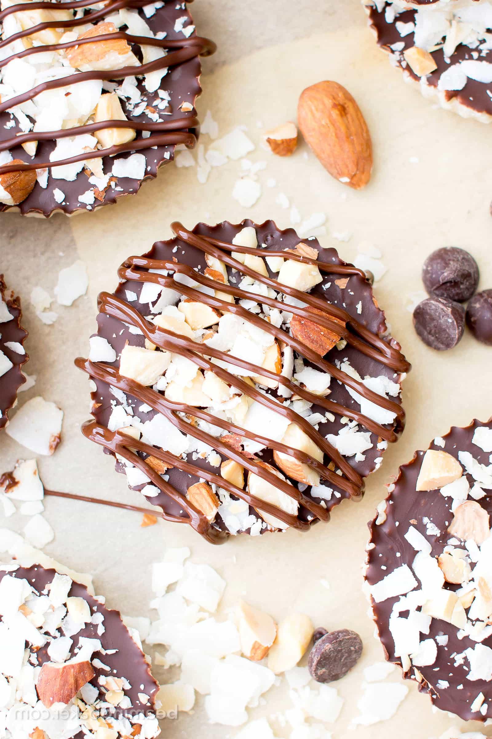 Selbstgemachte Almond Joy Cups (Paleo, Vegan, Glutenfrei): Ein einfaches 5-Zutaten-Rezept für reichhaltige, nussige Almond Joy Cups, geschichtet in samtiger Schokolade. #Paleo #Vegan #Glutenfrei #5Zutaten | BeamingBaker.com