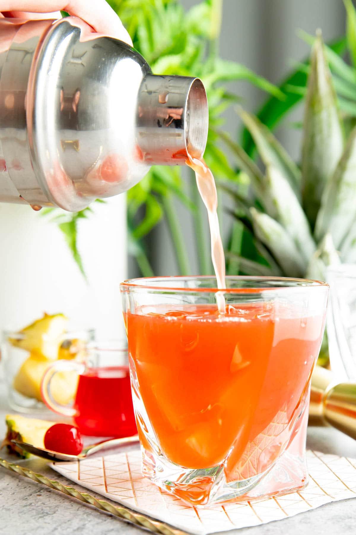 Dschungelvogel Cocktail 3 Jungle Bird Drink-Mischung wird eingegossen