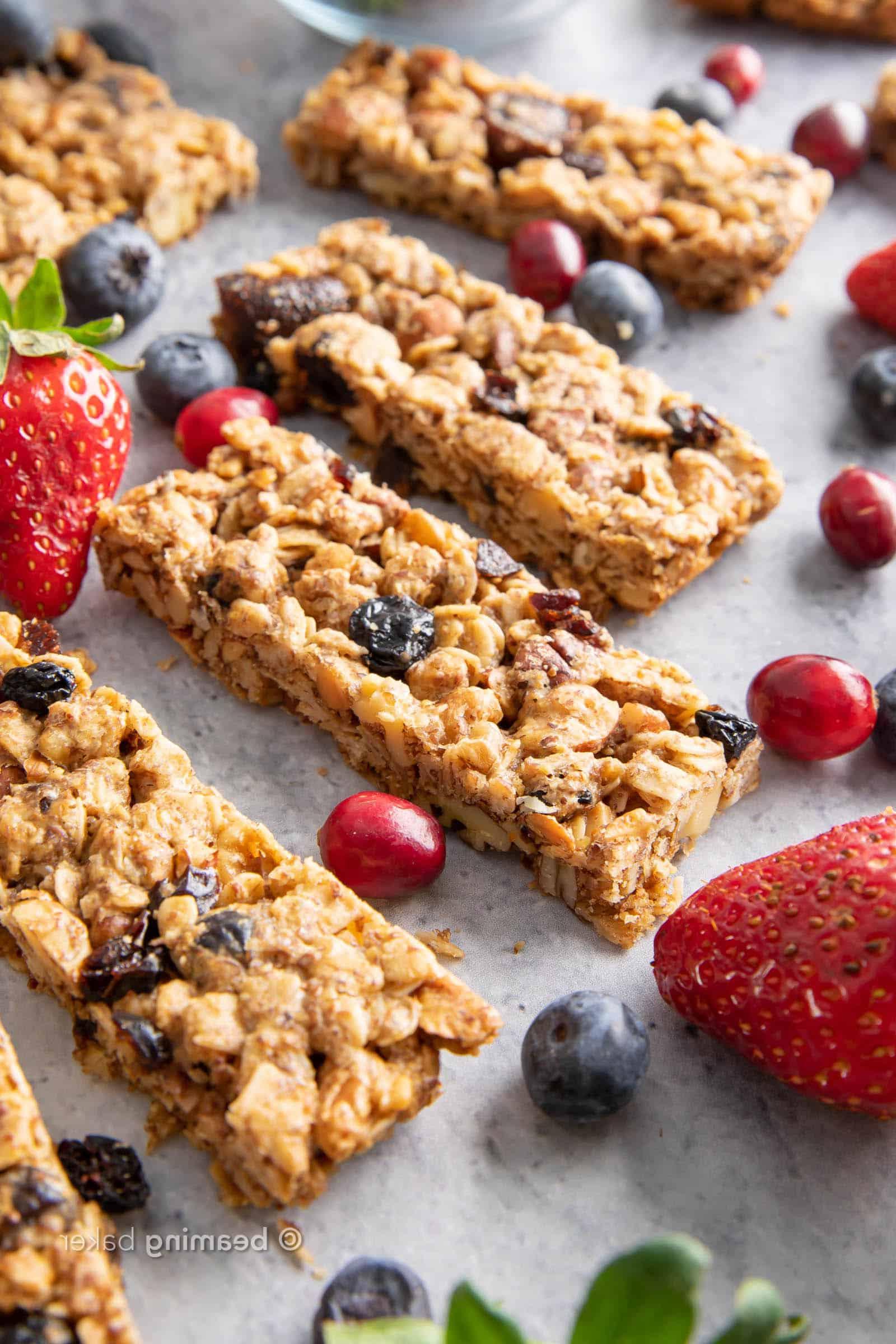 Gesunde Beeren-Müsliriegel (Vegan, Glutenfrei) 3 Gesunde Beeren-Müsliriegel: Dieses gesunde Müsliriegel-Rezept strotzt nur so vor süßem Beerenaroma: Heidelbeeren, Erdbeeren & Cranberries. Die besten Müsliriegel – ballaststoffreich, gesund, aus vollwertigen Zutaten, vegan + glutenfrei. #Müsliriegel #GesundeRezepte #Snacks #GesundeSnacks | Rezept auf BeamingBaker.com