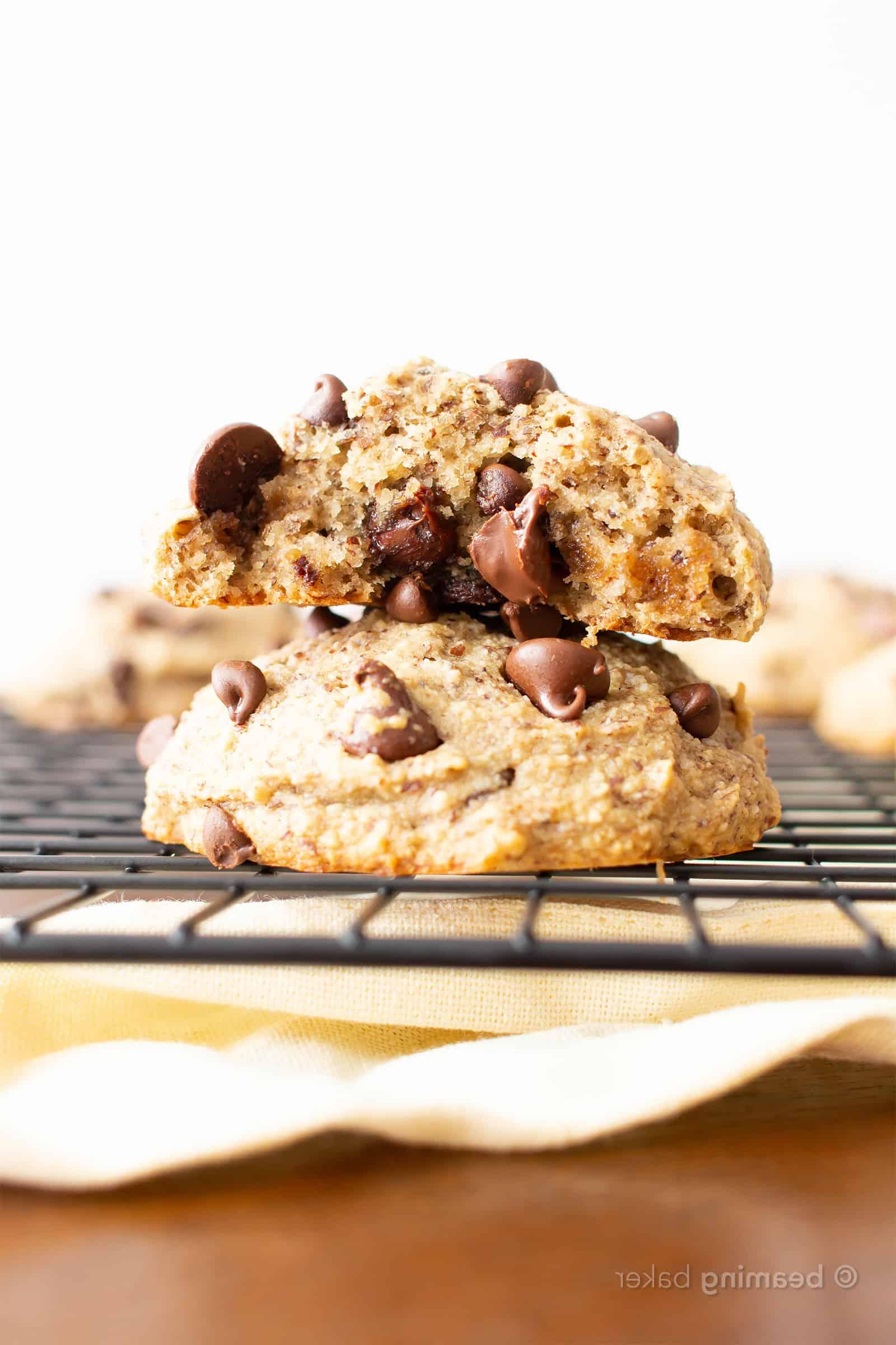 Tipps zur optimalen Aufbewahrung und zum Einfrieren von selbstgemachten veganen und glutenfreien Bananen-Muffin-Tops, um Frische zu bewahren.