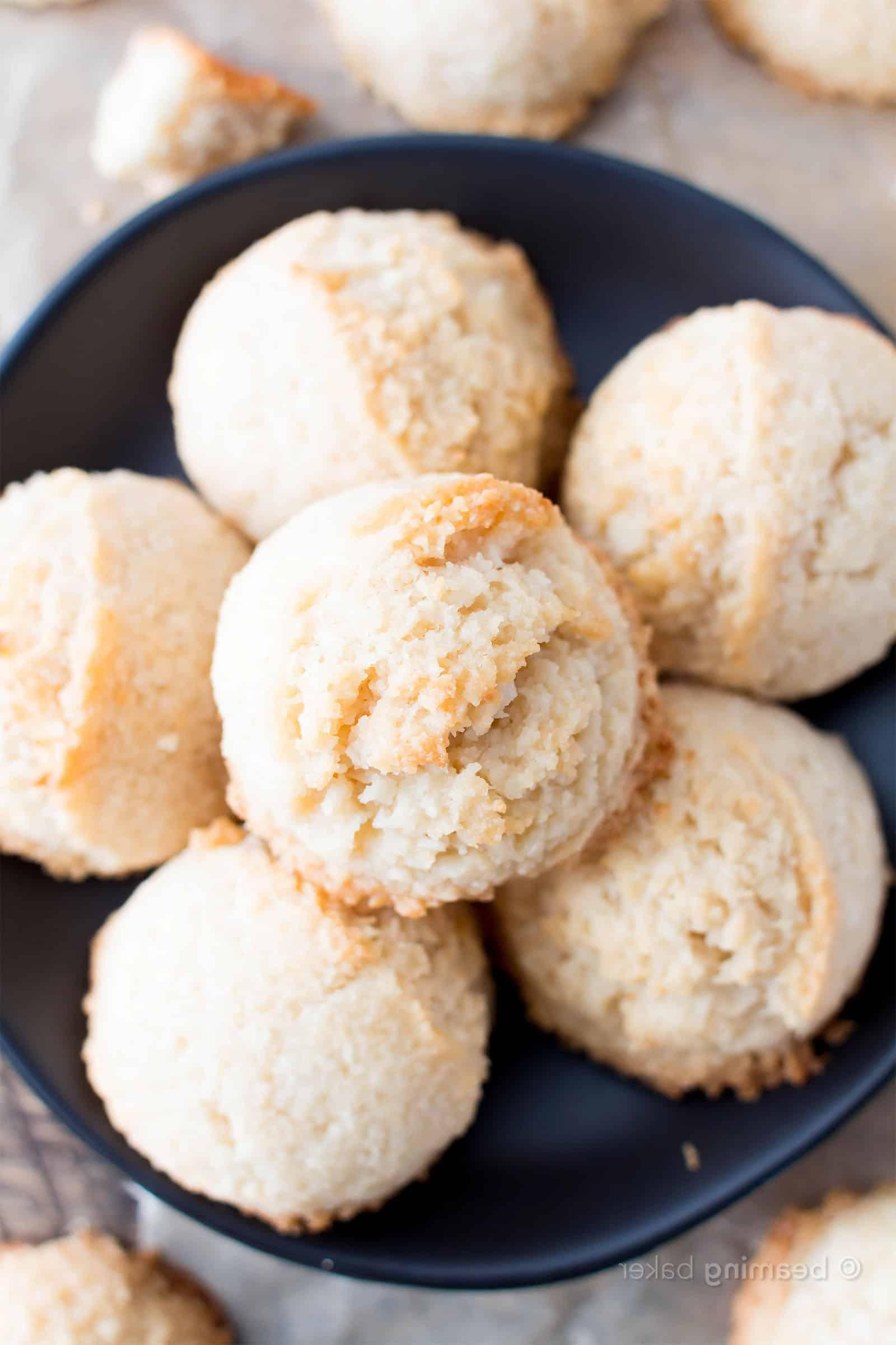 **Vegane Kokosmakronen mit 4 Zutaten (Paleo & Gesund)** 4 Vegane Kokosmakronen: Unwiderstehlich zähe vegane Kokosmakronen mit knusprigen Rändern und süßem Kokosgeschmack. Nur 4 Zutaten! Paleo, Gesund. #Vegan #Kokos #Makronen #Paleo #Gesund | Rezept auf BeamingBaker.com