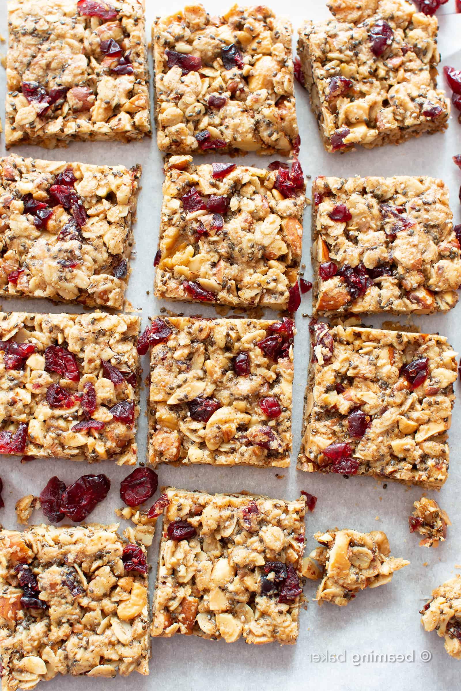 **Glutenfreie Vegane Cranberry-Chia-Snackriegel (Gesund, Vegan, Glutenfrei, Milchfrei)** 4 Cranberry Chia Glutenfreie Vegane Snackriegel: Dieses gesunde vegane Snackriegelrezept ergibt zähe & sättigende Riegel! Das beste vegane Snackriegelrezept – vollgepackt mit Chia & Leinsamen, um dich satt zu halten! #Snacks #Riegel #Glutenfrei #Vegan #Chia | Rezept auf BeamingBaker.com