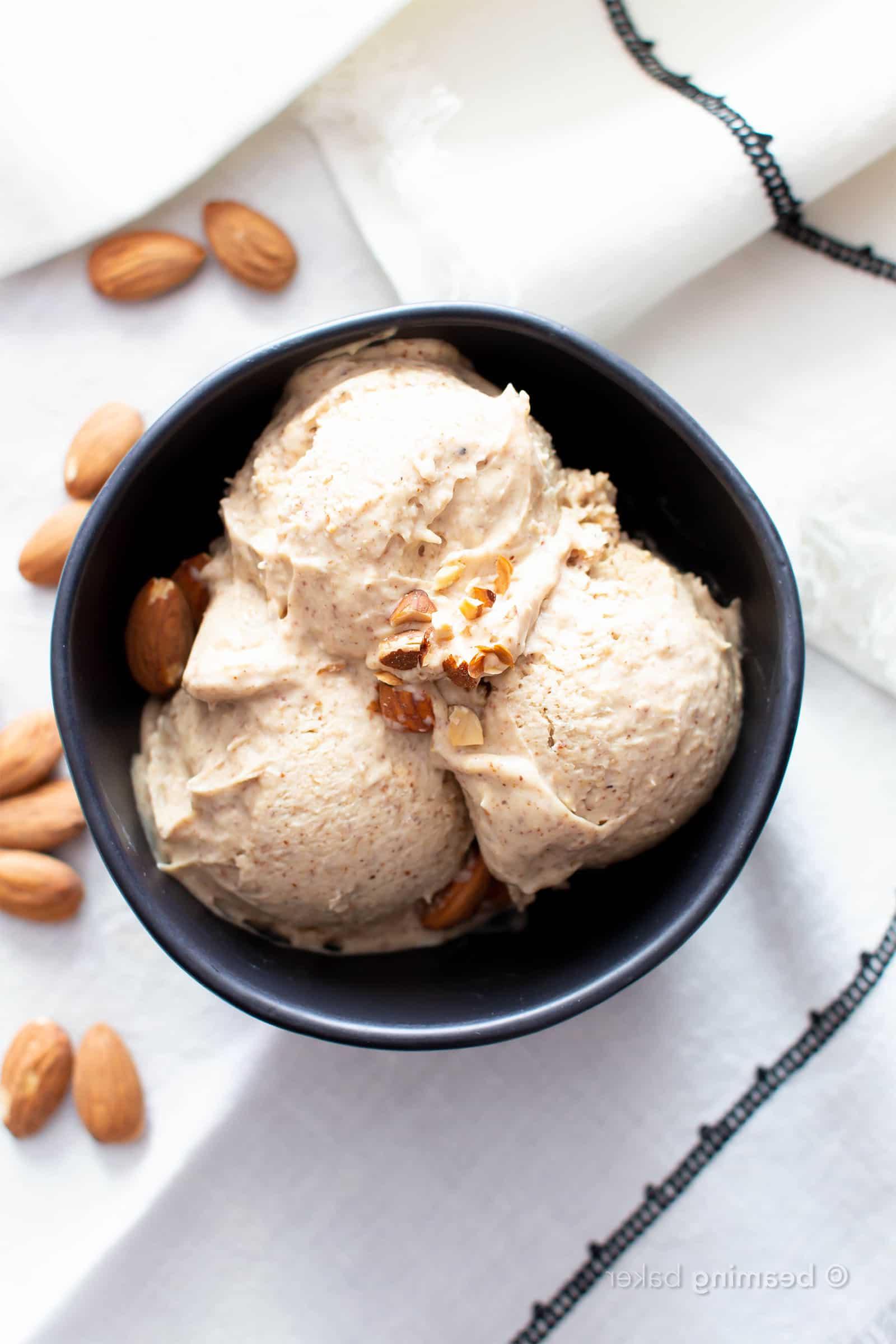4-Zutaten-Mandelbutter-Paleo-Eis (Keto, Vegan) 4 Cremiges Paleo Mandelmus Eis aus nur 4 Zutaten: in nur 5 Minuten vorbereitet und ohne Eismaschine! Vegan, Keto, Milchfrei. Ideal für eine gesunde Ernährung. #Paleo #Mandelmus #Eis #NoChurn #Vegan #Keto