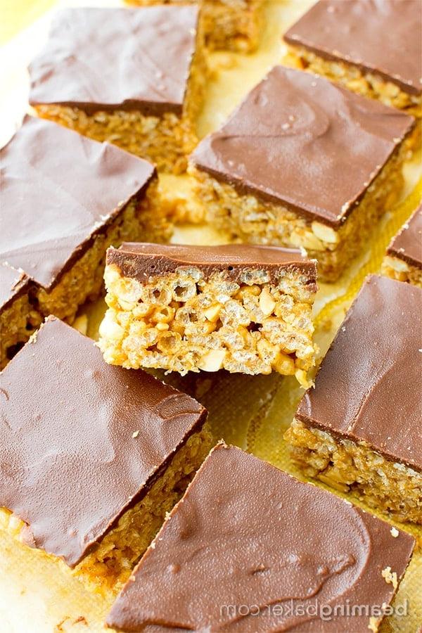Vegane, glutenfreie und milchfreie Erdnussbutter-Schoko-Reis-Crispy-Quadrate: Ein einfaches 5-Zutaten-Rezept für mit Schokolade überzogene PB-Reis-Crispy-Quadrate, die wie Erdnussbutter-Cups schmecken. #Vegan #Glutenfrei #Milchfrei | BeamingBaker.com
