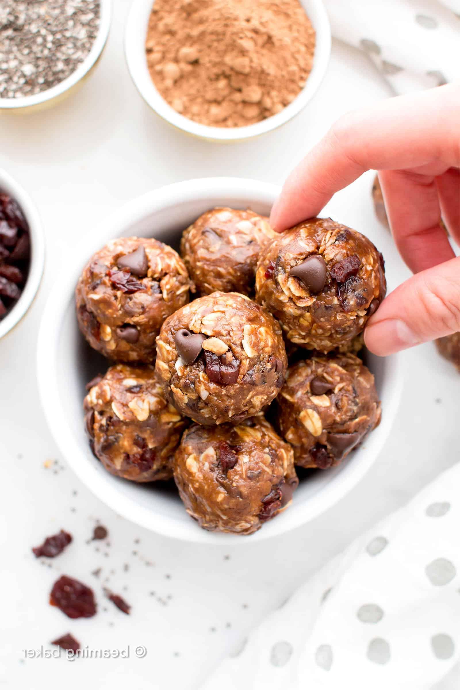 Ungebackene Schokoladen-Energiebällchen 4 Leckere No-Bake Energiebällchen: Ein Haufen fertig zubereiteter, schokoladiger Energiebällchen, die perfekt als nahrhafter Snack oder gesunder Genuss dienen. #PowerSnacks #GesundeRezepte #NoBakeBites | Rezept auf BeamingBaker.com