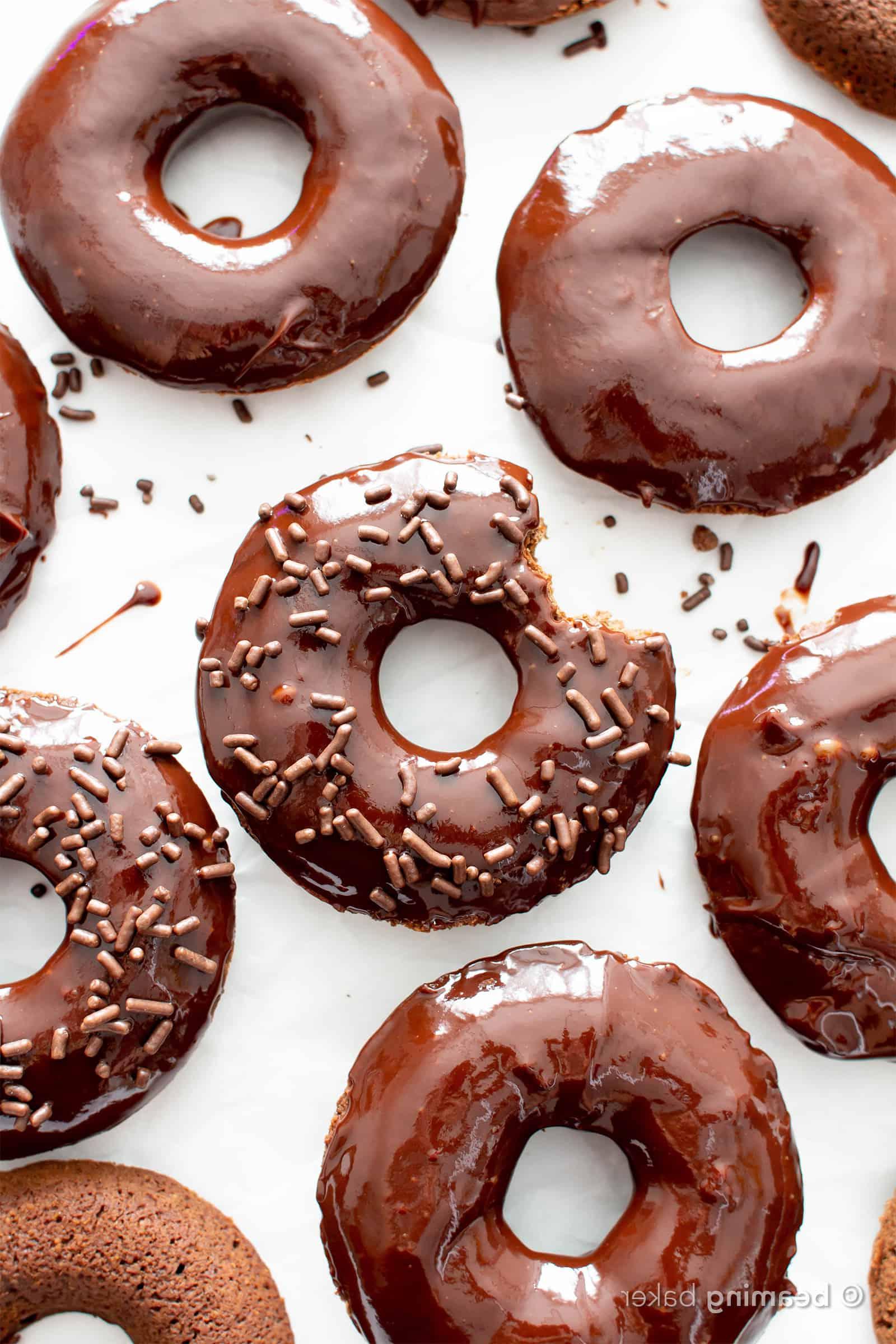 Weich gebackene vegane Schokoladen-Donuts (glutenfrei) – mit veganer Schokoladen-Ganache-Glasur! 4 Vegane Glutenfreie Donuts: Weiche und flauschige vegane glutenfreie Schoko-Donuts mit luxuriöser veganer Schokoladenglasur. Das beste glutenfreie vegane Donut-Rezept! #GlutenfreiVegan #VeganGlutenfrei #VeganDonuts #Doughnuts #Vegan | Rezept auf BeamingBaker.com