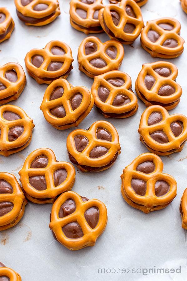 Schoko-Mandelbutter-Brezel-Häppchen: Süßer, proteinreicher Snack, vegan und glutenfrei. Perfekt für Heißhunger und Schokoladenlust – schnell und einfach zubereitet.