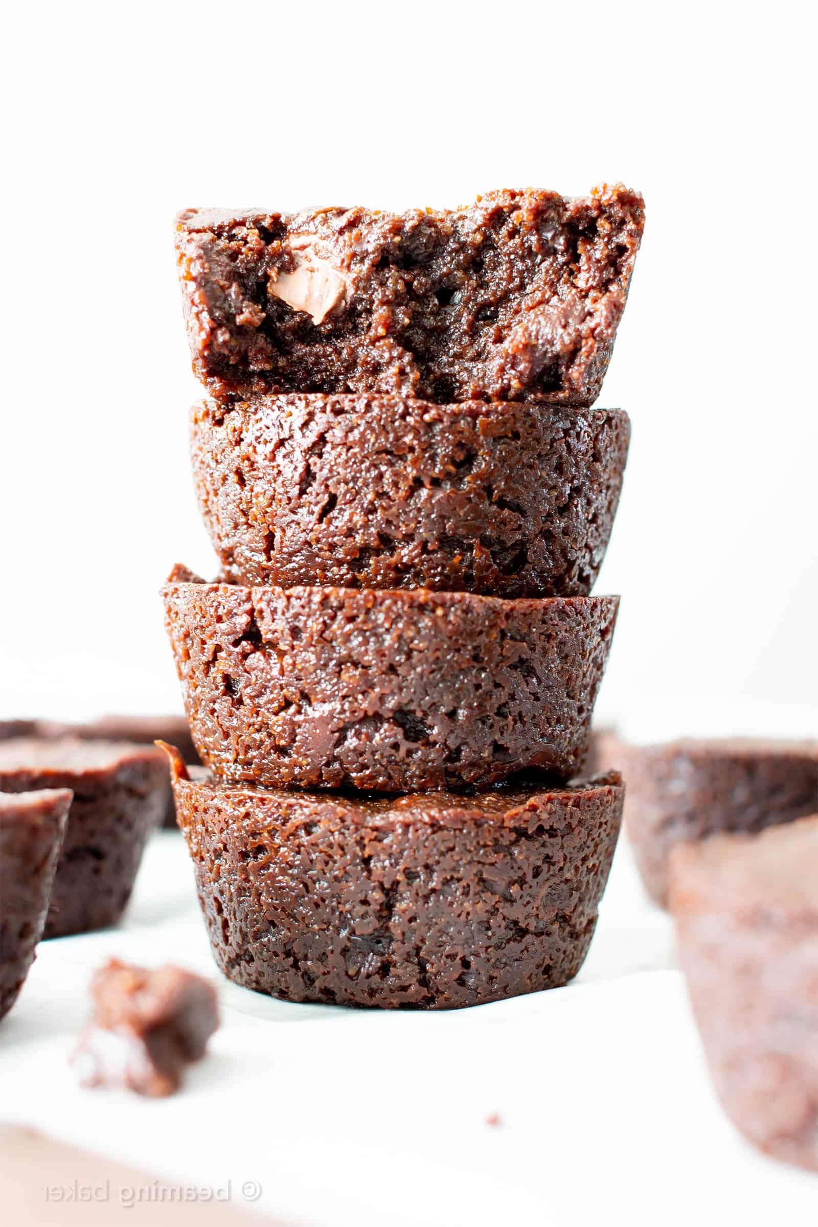 Mini Vegane Brownie Bites Rezept (Vegan, Glutenfrei): Ein einfaches Rezept für weiche, saftige und kernig-schokoladige Mini-Brownies, die vor intensivem Schokoladengeschmack nur so strotzen. Hergestellt aus gesunden Vollwertzutaten. #Vegan #Glutenfrei #Milchfrei #Brownies #VeganBacken #Schokolade | Rezept auf BeamingBaker.com