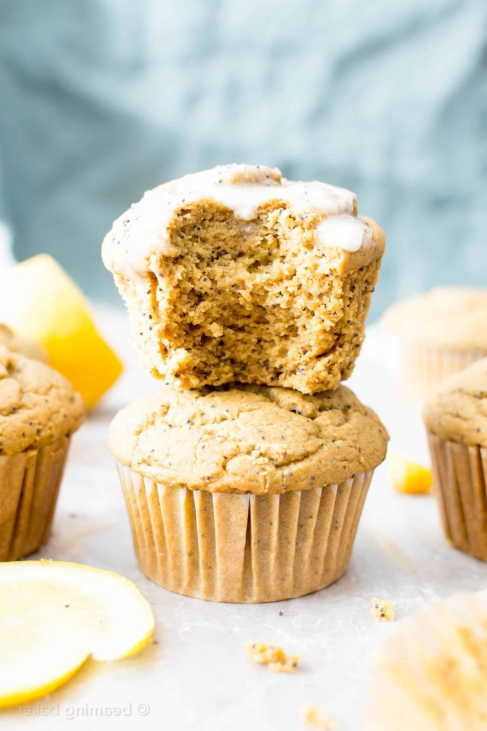 Vegane Zitronen-Mohn-Muffins (Glutenfrei) 4 Vegane Zitronen-Mohn-Muffins (Glutenfrei): ein einfaches Rezept für saftige & fluffige vegane Zitronen-Mohn-Muffins – perfekt süß & säuerlich! Glutenfrei. #Vegan #Zitrone #Mohn #Glutenfrei #Muffins | Rezept auf BeamingBaker.com