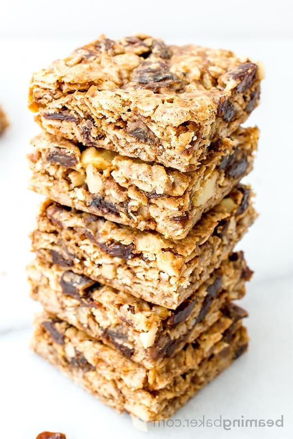 Haferflocken-Rosinen-Schnitten 4 Vegane und glutenfreie Haferflocken-Rosinen-Cookie-Riegel: ein einfaches Rezept für weiche, zähe Cookie-Riegel aus einfachen Zutaten, vollgepackt mit saftigen Rosinen und Walnüssen. #Vegan #Glutenfrei | BeamingBaker.com