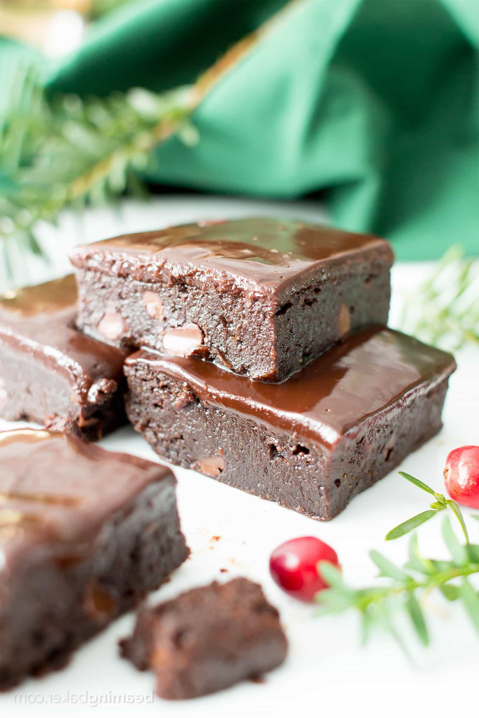 Saftige & Fudgy Ganache Pfefferminz-Brownies Rezept (V, GF): Ein einfaches Rezept für unwiderstehlich schokoladige, kühle Minz-Brownies, gekrönt mit einer seidig-glatten Schokoladen-Ganache, zubereitet mit gesunden Zutaten. Diese #Veganen #Glutenfreien #Milchfreien #GesundenFeiertagsdesserts bringen Freude auf jede Party. | Rezept auf BeamingBaker.com