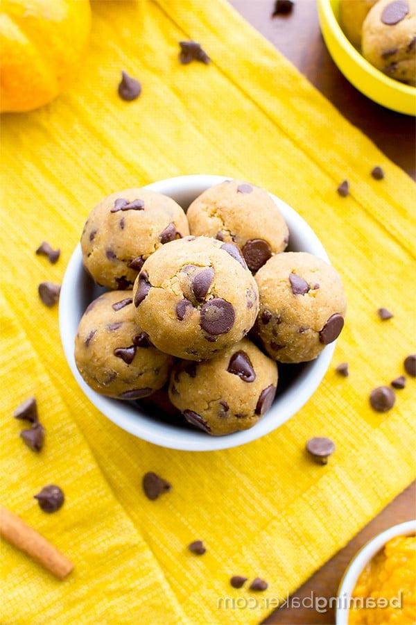 **Ungebackene Kürbis-Schokostückchen-Keksteig-Kugeln (Paleo, Vegan, Glutenfrei, Milchfrei)** 4 Stapel von Kürbis-Schoko-Keksteig-Häppchen mit Schokostückchen, perfekt für den Herbst. Ein milchfreies und zuckerarmes Dessert.