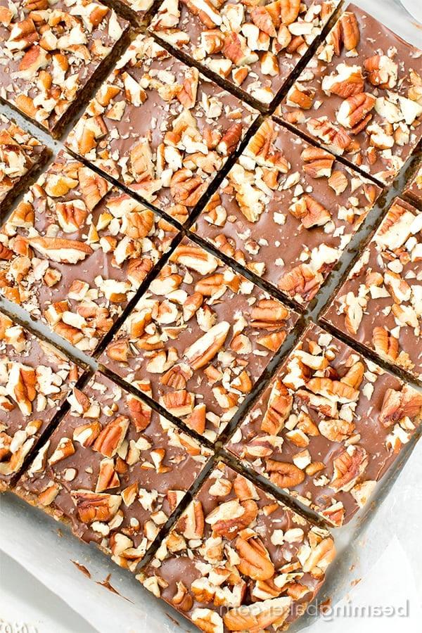 Ohne Backen Paleo Schoko-Pekannuss-Riegel (Vegan, Paleo, Glutenfrei, Milchfrei) 4 Paleo-Schoko-Pekan-Riegel ohne Backen (V, GF, Paleo): Ein 5-Zutaten-Rezept für köstliche Pekanriegel, bedeckt mit einer dicken Schicht Schokolade und Nüssen. #Paleo #Vegan #GlutenFrei #MilchFrei | BeamingBaker.com