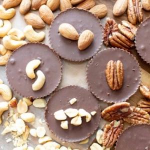 4 Wege – Keto-Fudge-Becher (2 Zutaten) 4 4 Variationen – Keto Fudge Cups: 4 köstliche Arten, Keto Fudge zu genießen. Low Carb & super einfach zuzubereiten! 2 Zutaten. #Keto #LowCarb #KetoFudge #Fudge | Rezept BeamingBaker.com