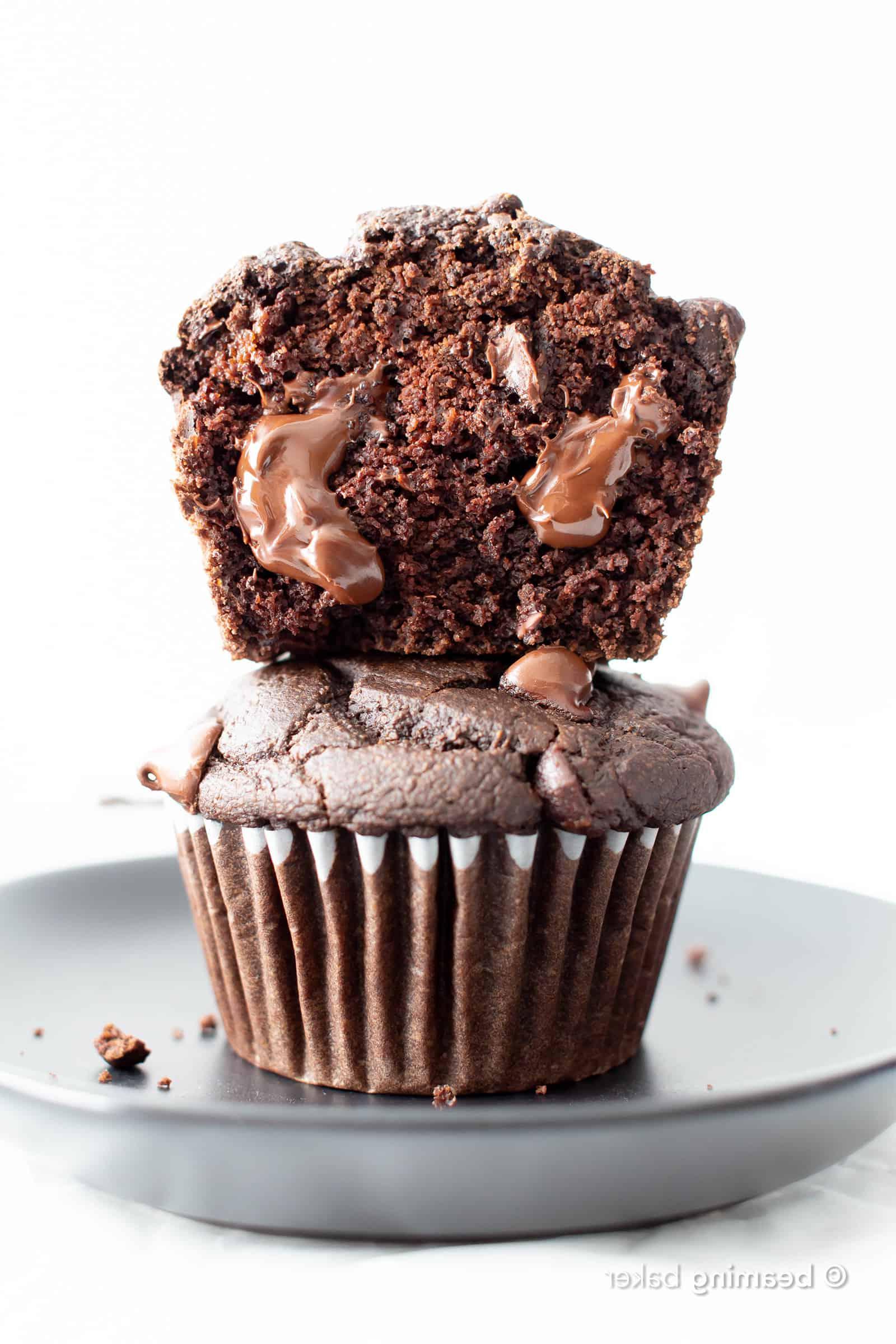 Das Beste Vegane Glutenfreie Saftige Schokoladenmuffins Rezept: Dieses einfache glutenfreie Doppel-Schokoladenmuffins-Rezept ist unglaublich! Es ist das beste vegane Schokoladenmuffins-Rezept – ohne Ei, gesunde Zutaten! #Schokolade #Vegan #GlutenFrei #Muffins #Gesund | Rezept auf BeamingBaker.com