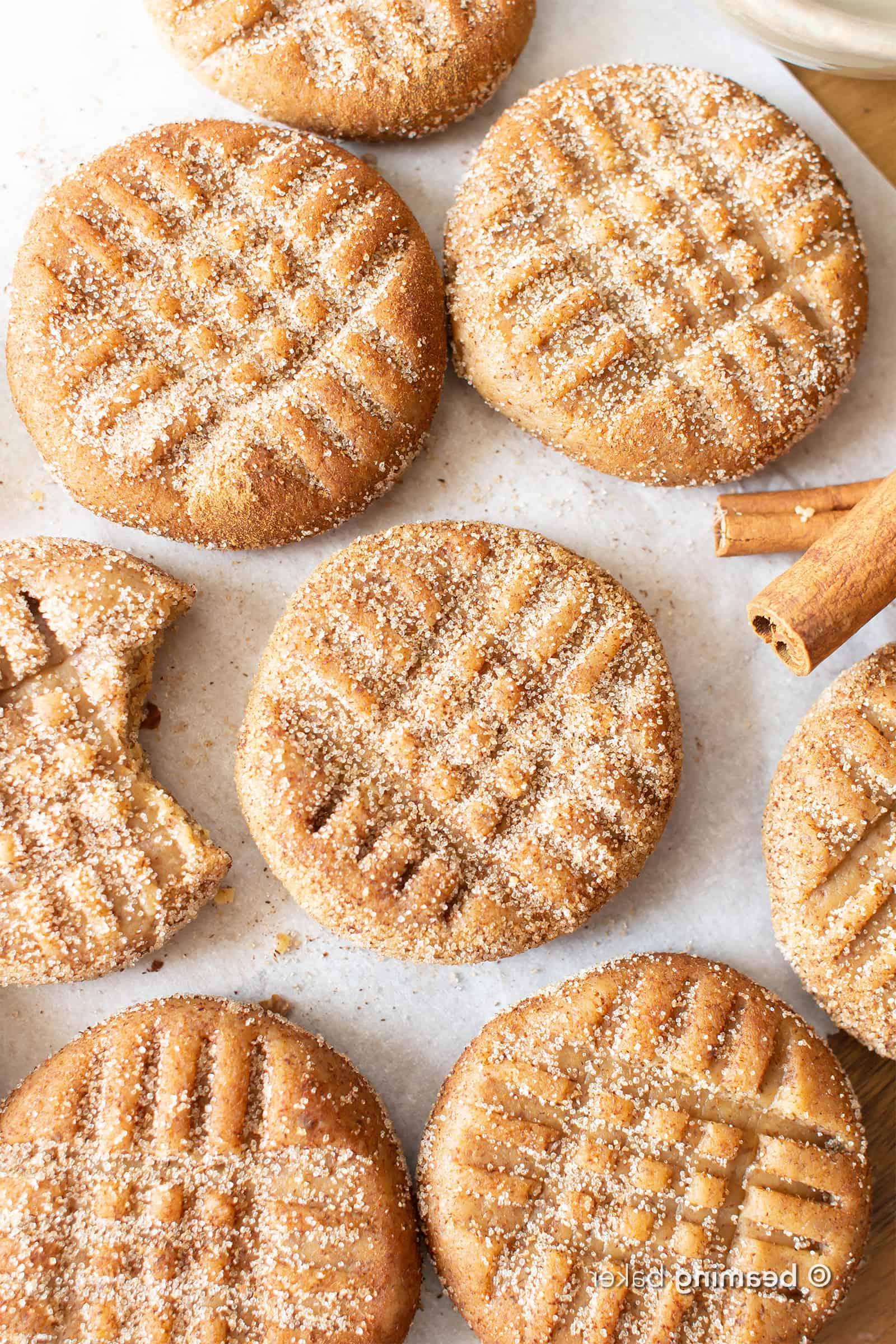 Gesunde und einfache No-Bake Snickerdoodle-Cookies (Vegan, Glutenfrei): Nur 5 Zutaten für diese zähen, zimtigen und süßen Leckerbissen. Getreidefrei und ohne raffinierten Zucker. #NoBake #Cookies #Vegan #GlutenFree | Rezept auf BeamingBaker.com