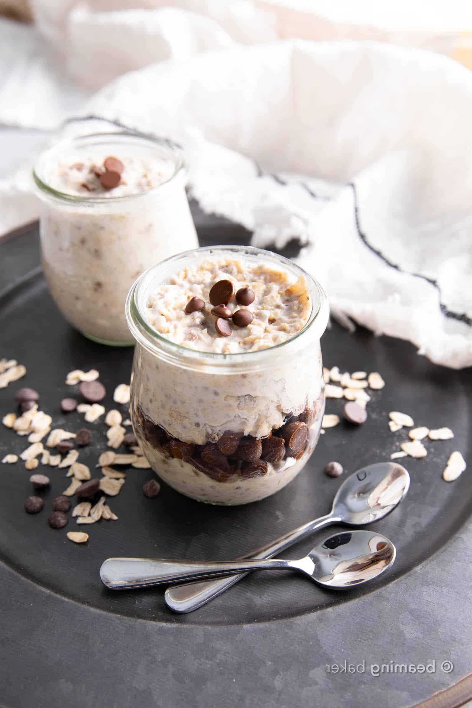 Übernacht-Haferflocken mit Schokostückchen 4 Cremige Schoko-Overnight-Oats: Ein einfaches veganes Rezept für Haferflocken über Nacht, die reichhaltig, cremig und voller veganer Schoko-Chips sind! Ein schnelles Frühstück, das am Vorabend zubereitet wird. #Vegan #OvernightOats #HaferflockenUeberNacht #SchokoChips | Rezept auf BeamingBaker.com