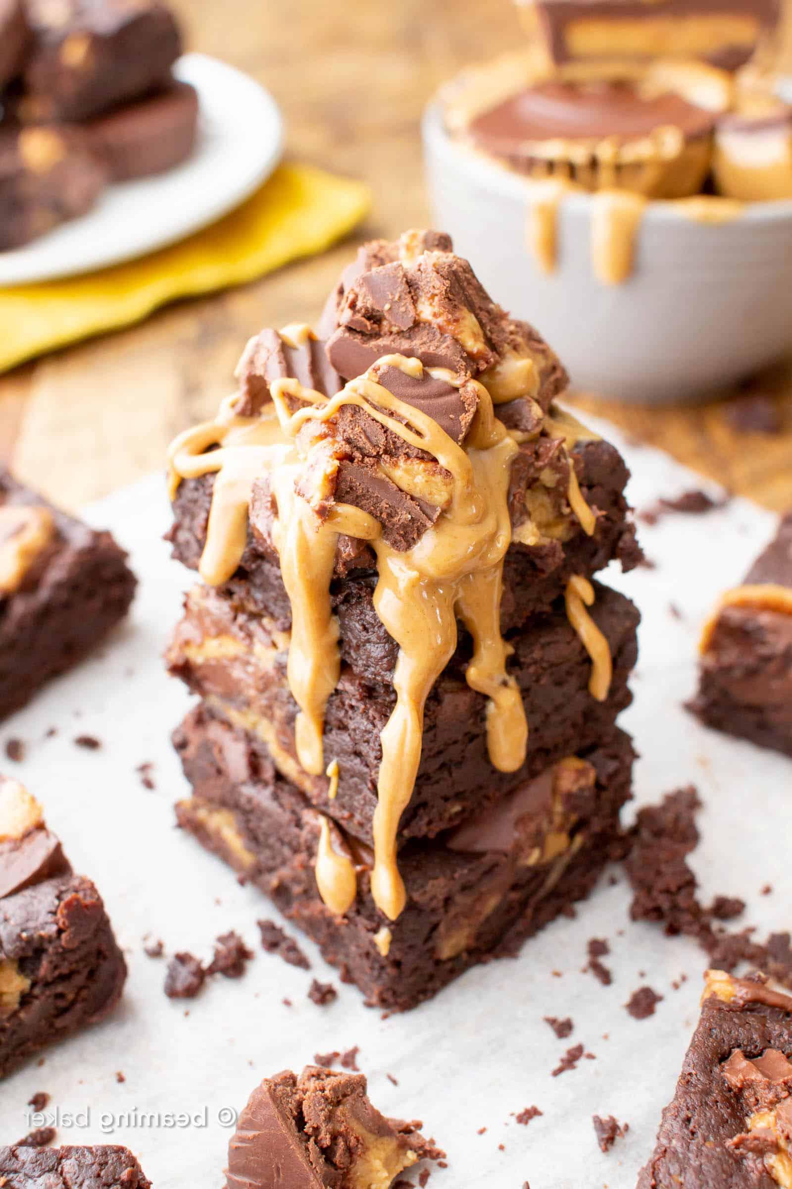 Vegane Erdnussbutter-Cup-Brownies 4 Vegane Erdnussbutter-Brownies: Saftige und fudgy Brownies gefüllt mit veganen Erdnussbutter-Bechern und reichhaltiger Schokolade. #PflanzlichesBacken #Erdnussliebe #VeganDessert
