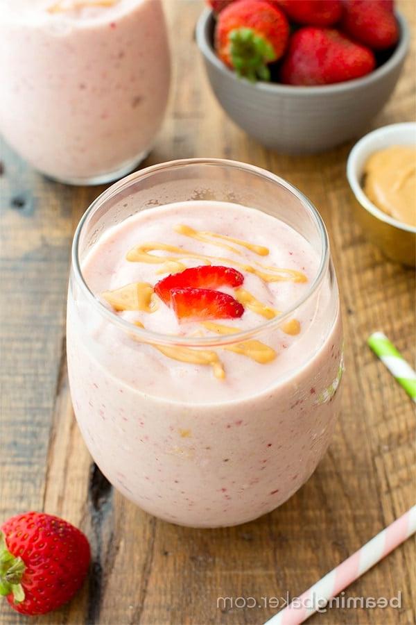Veganer Erdbeer-Erdnussbutter-Smoothie (Glutenfrei, Milchfrei) 4 Veganer Erdbeer-Erdnussbutter-Smoothie (V+GF): Ein einfaches 4-Zutaten-Rezept für proteinreiche, cremige Smoothies, die vor Erdbeer- und Erdnussbuttergeschmack nur so strotzen. #Vegan #Glutenfrei #Laktosefrei | BeamingBaker.com