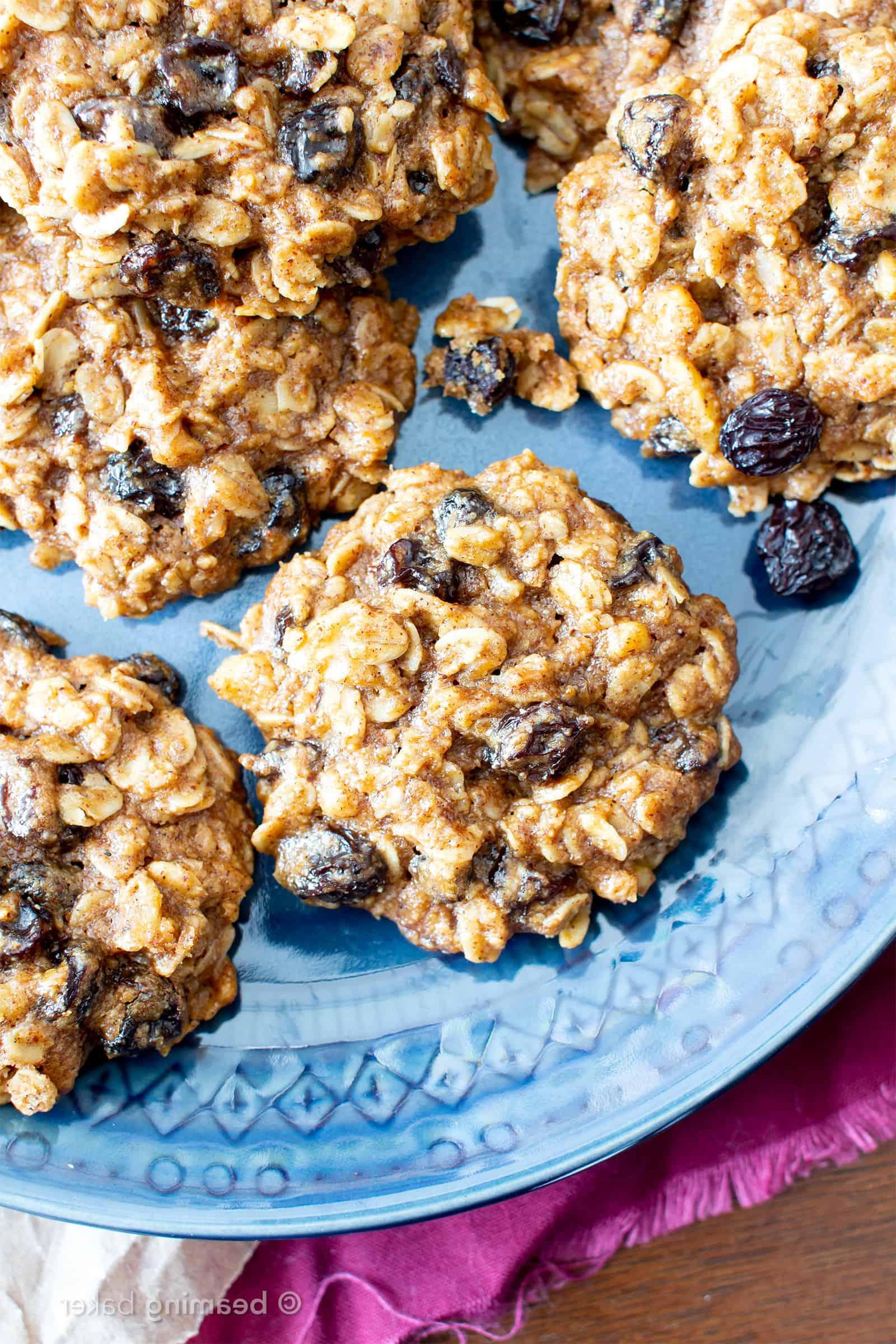 Chewy Oatmeal Raisin Cookies: unwiderstehlich kaubare, vegane und glutenfreie Hafer-Rosinen-Kekse. Ein gesundes Rezept für jedermann.