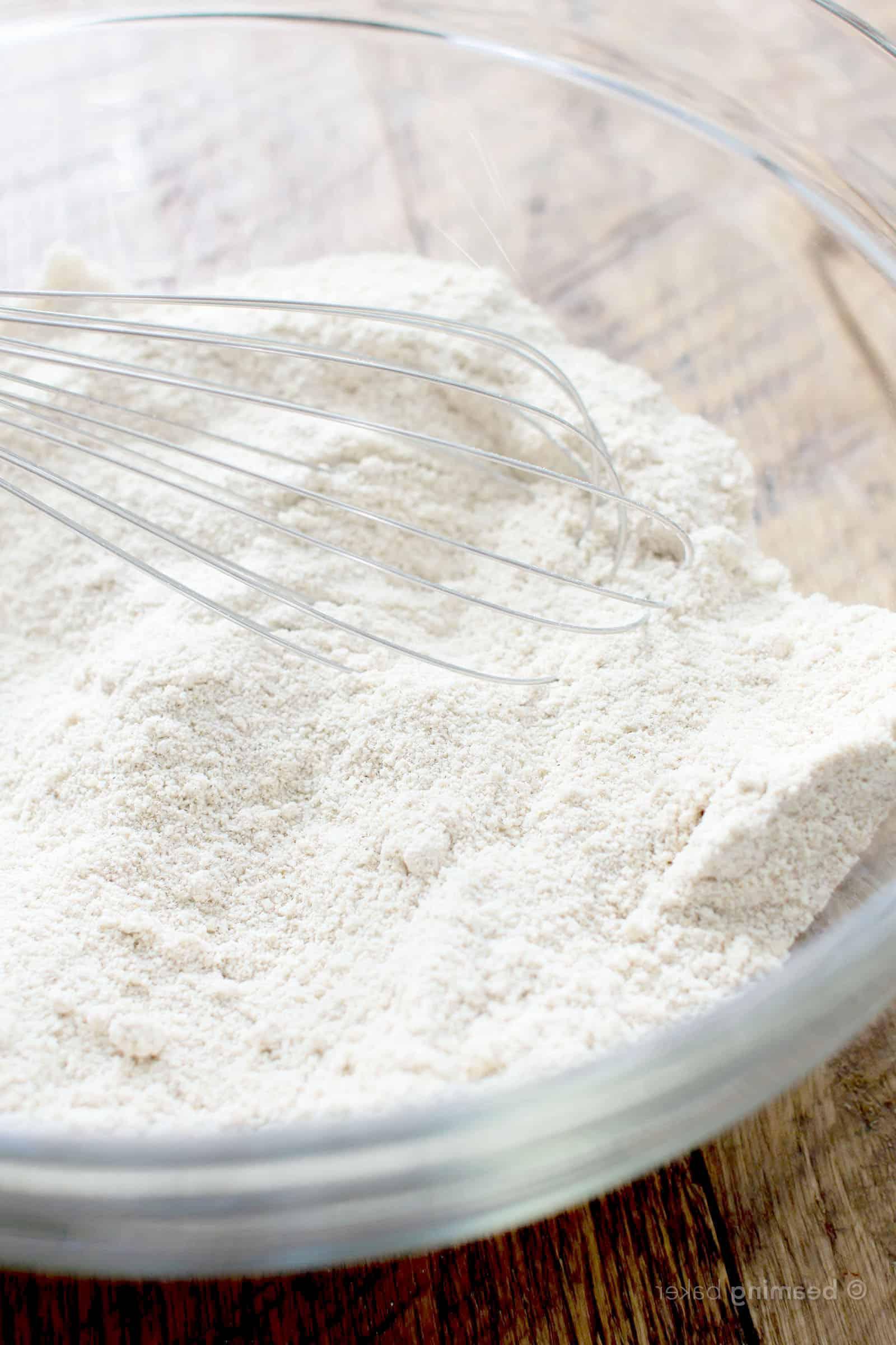 Trockene Zutaten für veganes glutenfreies Muffinrezept