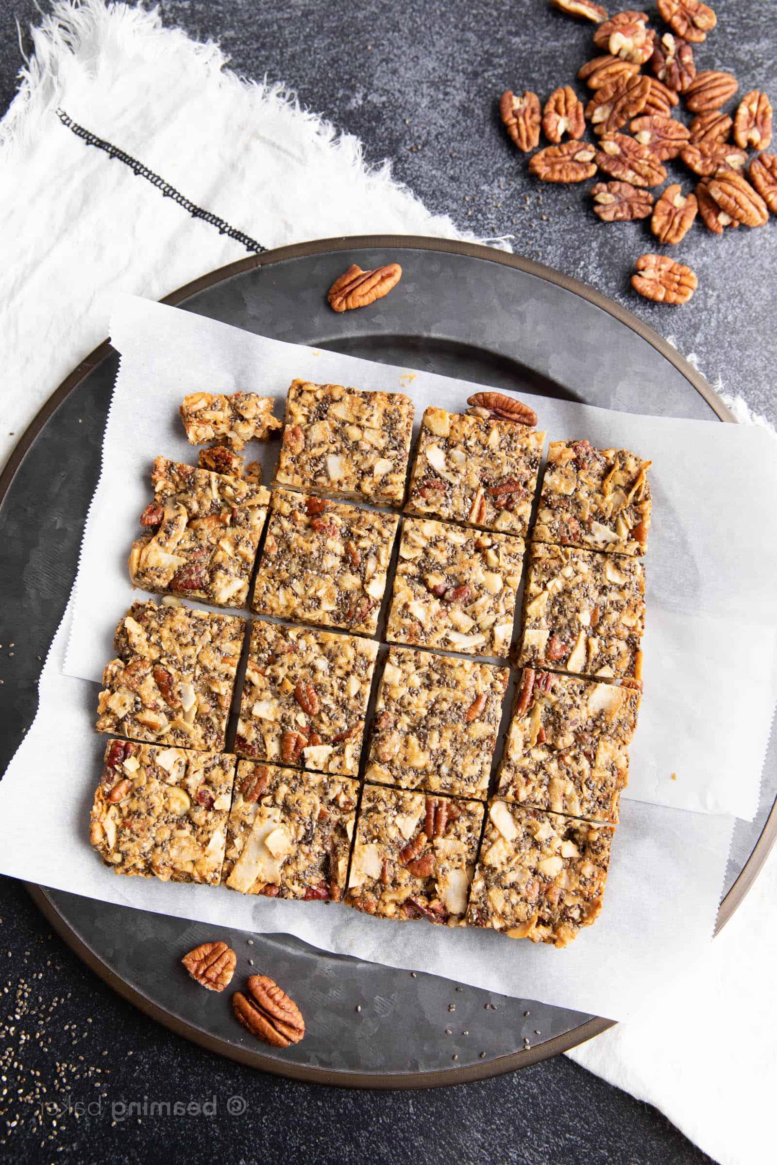 Keto Granola Riegel 4 A stack of keto granola bars on parchment paper