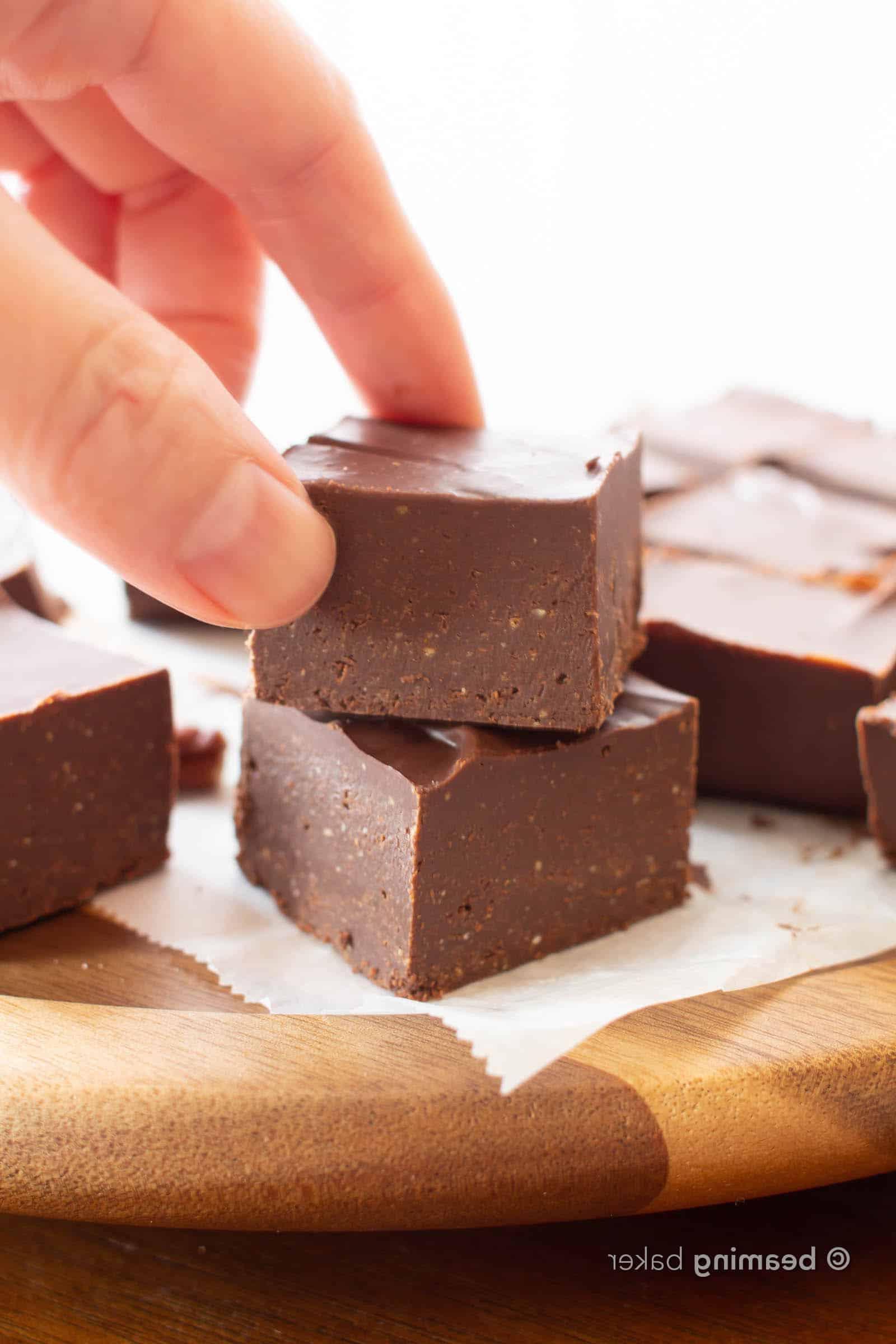 Keto Fudge: Dieses einfache Keto Fudge Rezept benötigt nur 2 Zutaten und 5 Minuten Zubereitungszeit. Cremiges, schokoladiges Fudge, das kohlenhydratarm ist! #Keto #Fudge #LowCarb #Ketogenic | Rezept auf BeamingBaker.com