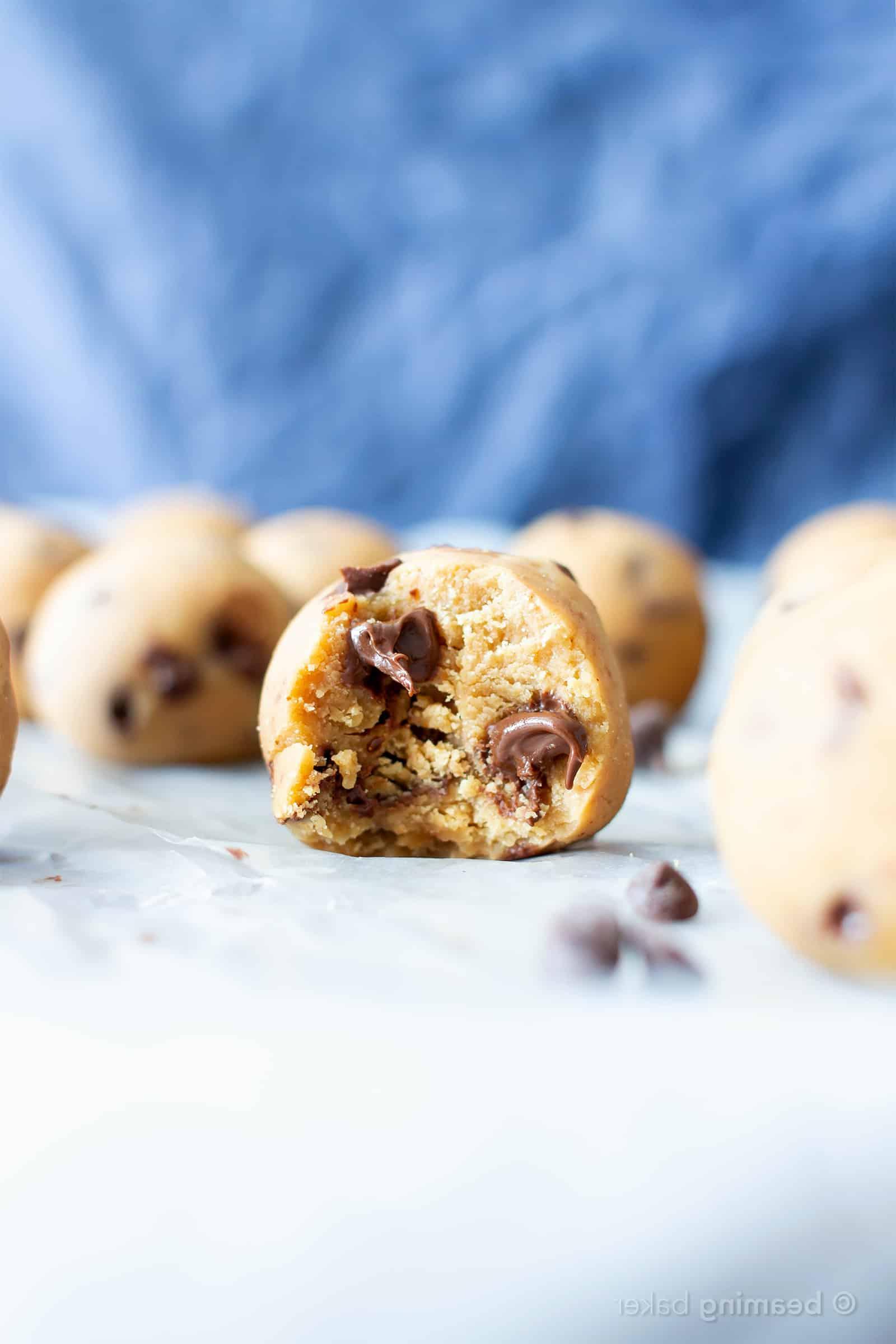 Nahaufnahme von Erdnussbutter-Schoko-Energy Bites mit veganen Schokoladenstückchen. Ein proteinreicher Snack ohne Backen, ideal für die schnelle Energie zwischendurch.