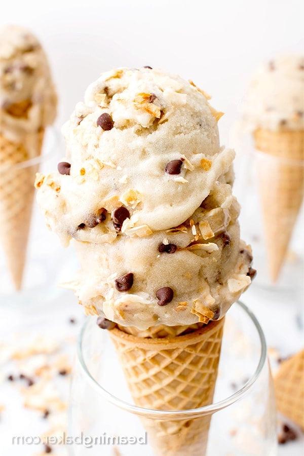 Getoastete Kokos-Schoko-Nice Cream (Vegan & Glutenfrei): Ein 5-Zutaten-Rezept für köstliches cremiges veganes Eis, voller Kokosnuss und Schokostückchen. #Vegan #Milchfrei #Glutenfrei | BeamingBaker.com