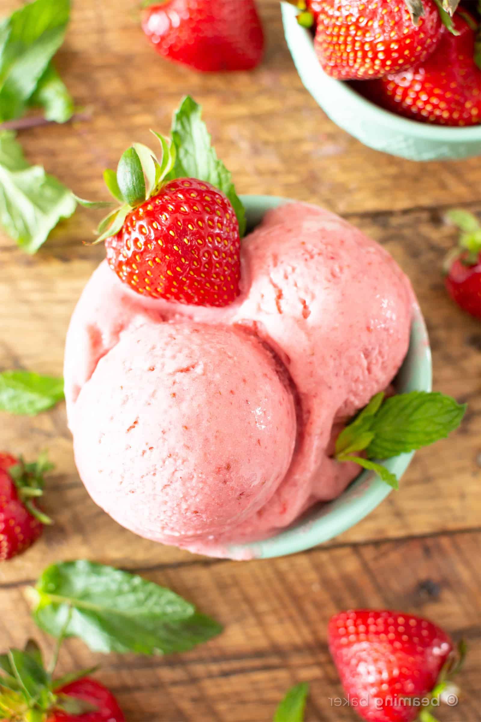 Erdbeer-Kokos-Sorbet: Eine gesunde, vegane und glutenfreie Sommererfrischung mit nur 3 Zutaten und vollmundigem Kokosgeschmack.