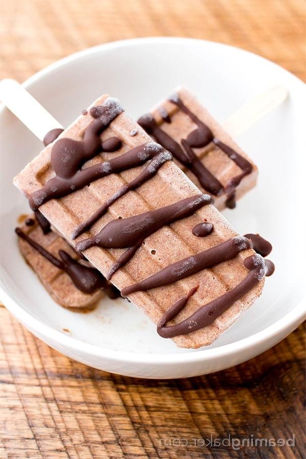 Cremige Doppel-Schoko-Erdnussbutter-Bananen-Popsicles (Vegan & Glutenfrei): Ein pflanzliches Rezept mit nur 6 Zutaten für reichhaltige, cremige, schokoliert-erdnussbutter-bananen-popsicles. #Vegan #Glutenfrei #Milchfrei | BeamingBaker.com