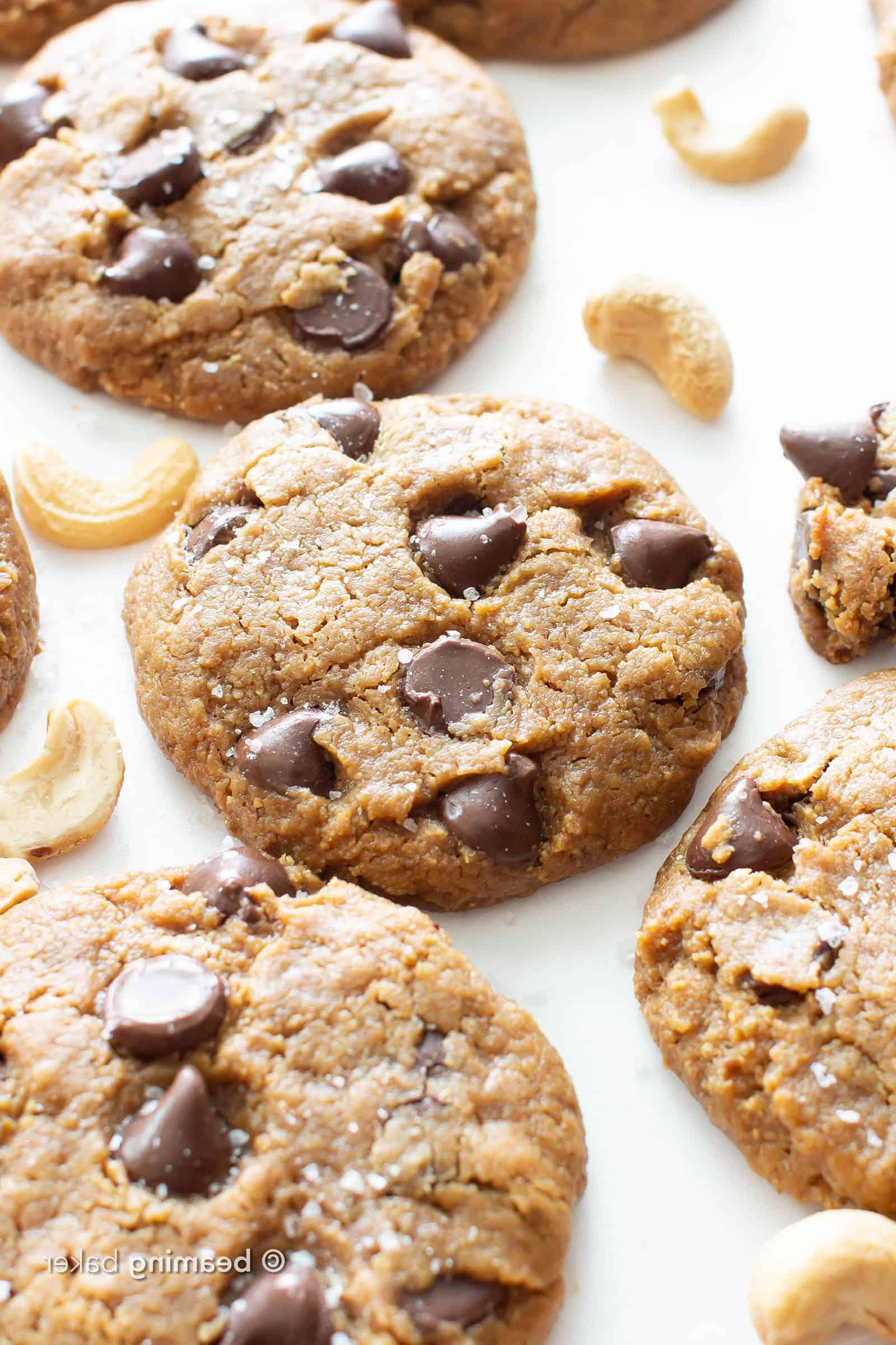 Mehlfreie Cashewbutter-Kekse mit Meersalz und Schokoladenstückchen 4 Gesalzene mehlfreie Cashewbutter-Kekse (Vegan, Glutenfrei): Dieses vegane Cashewbutter-Keksrezept kreiert weiche, dekadente mehlfreie Cashewbutter-Kekse voller Schokolade und Meersalz! #Mehlfrei #Cashewbutter #Kekse #Vegan | Rezept auf BeamingBaker.com