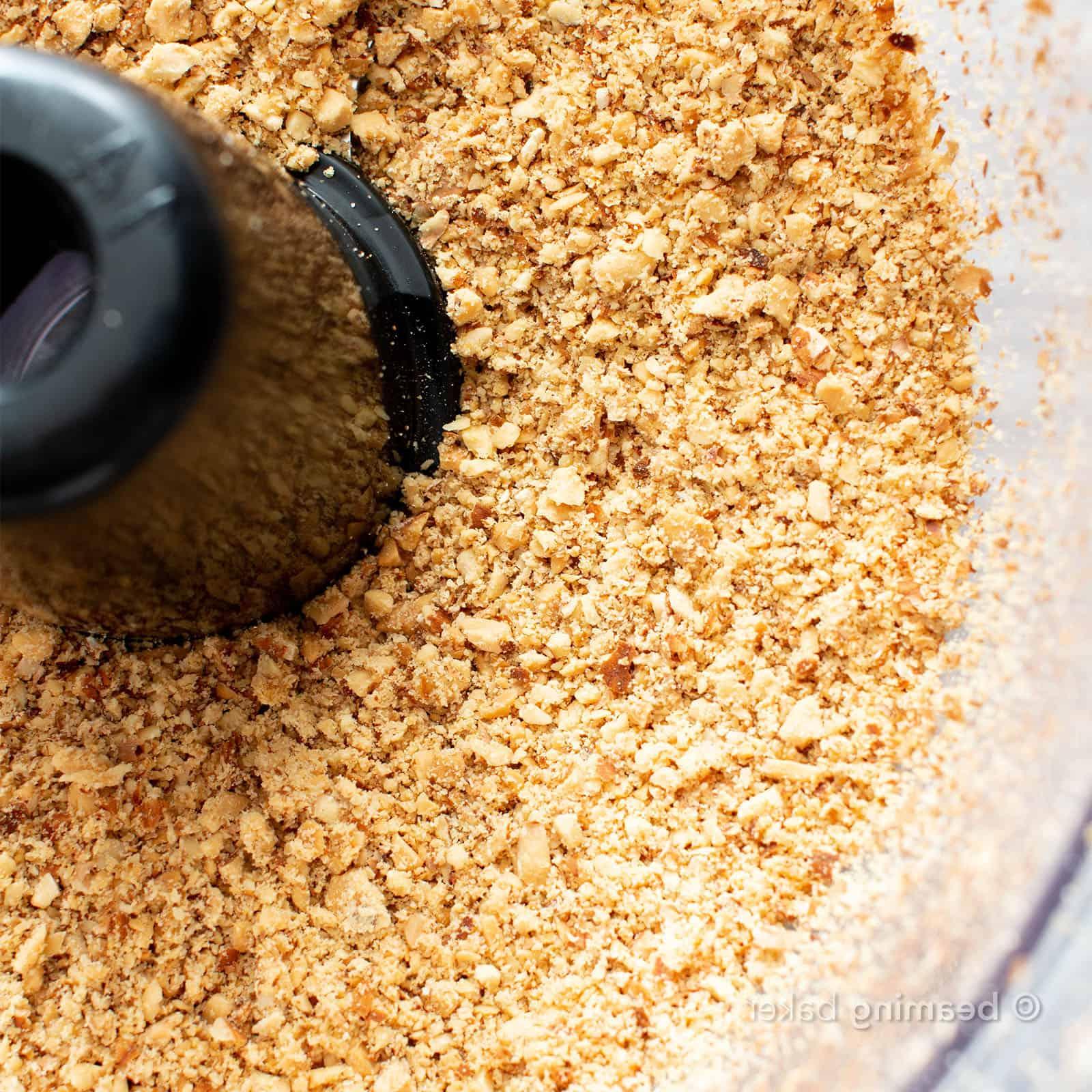 **Wie man Mandelbutter herstellt** 4 Mandelmus selber machen: Die Mandeln im Food Processor werden zunächst grob und dann feiner krümelig. Geduld ist hier der Schlüssel.