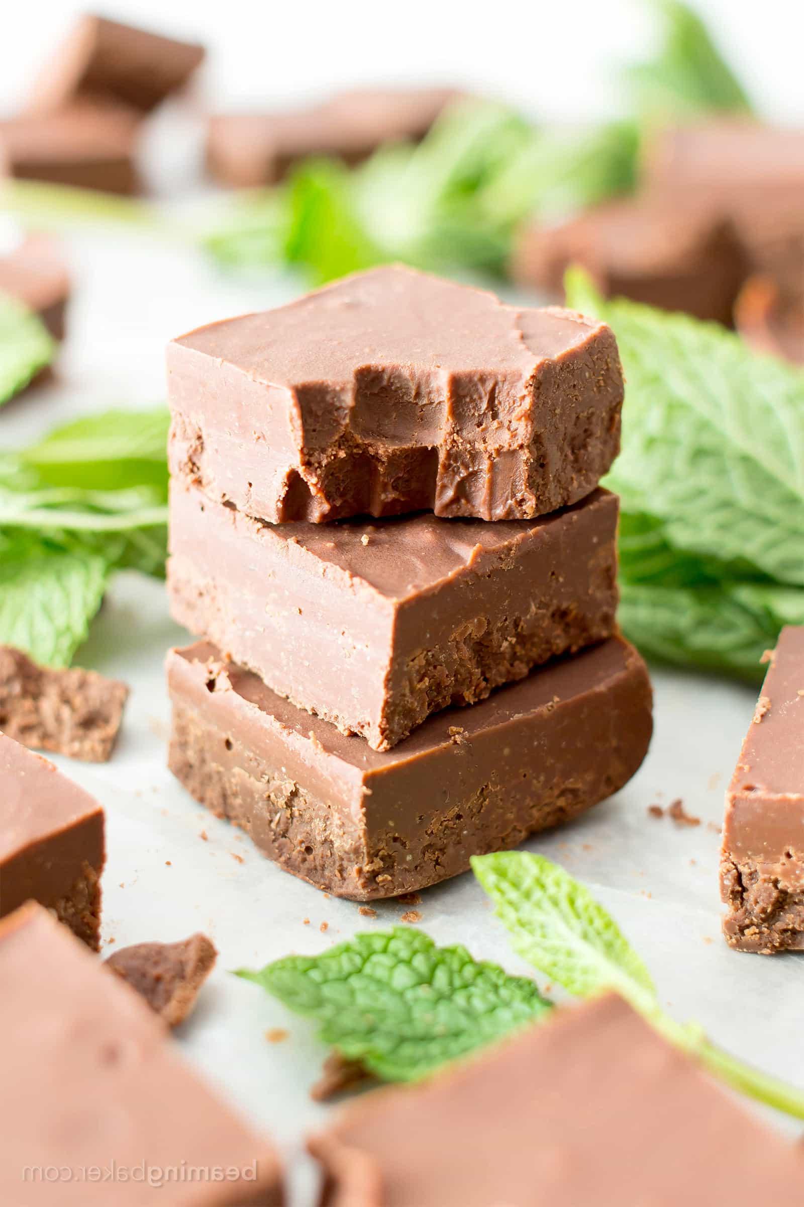 Blitzschneller Pfefferminz Fudge (Vegan, Glutenfrei): Ein 3-Zutaten-Rezept für cremige, dicke, köstliche Schokoladen-Fudge-Quadrate aus gesunden Zutaten! #Paleo #Vegan #GlutenFrei #MilchFrei #GesundeWeihnachtsdesserts | Rezept auf BeamingBaker.com